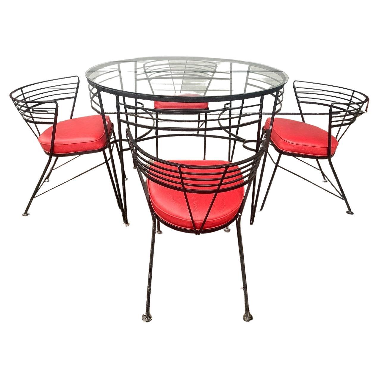 Table et chaises modernistes en fer attribuées à John Salterini en vente