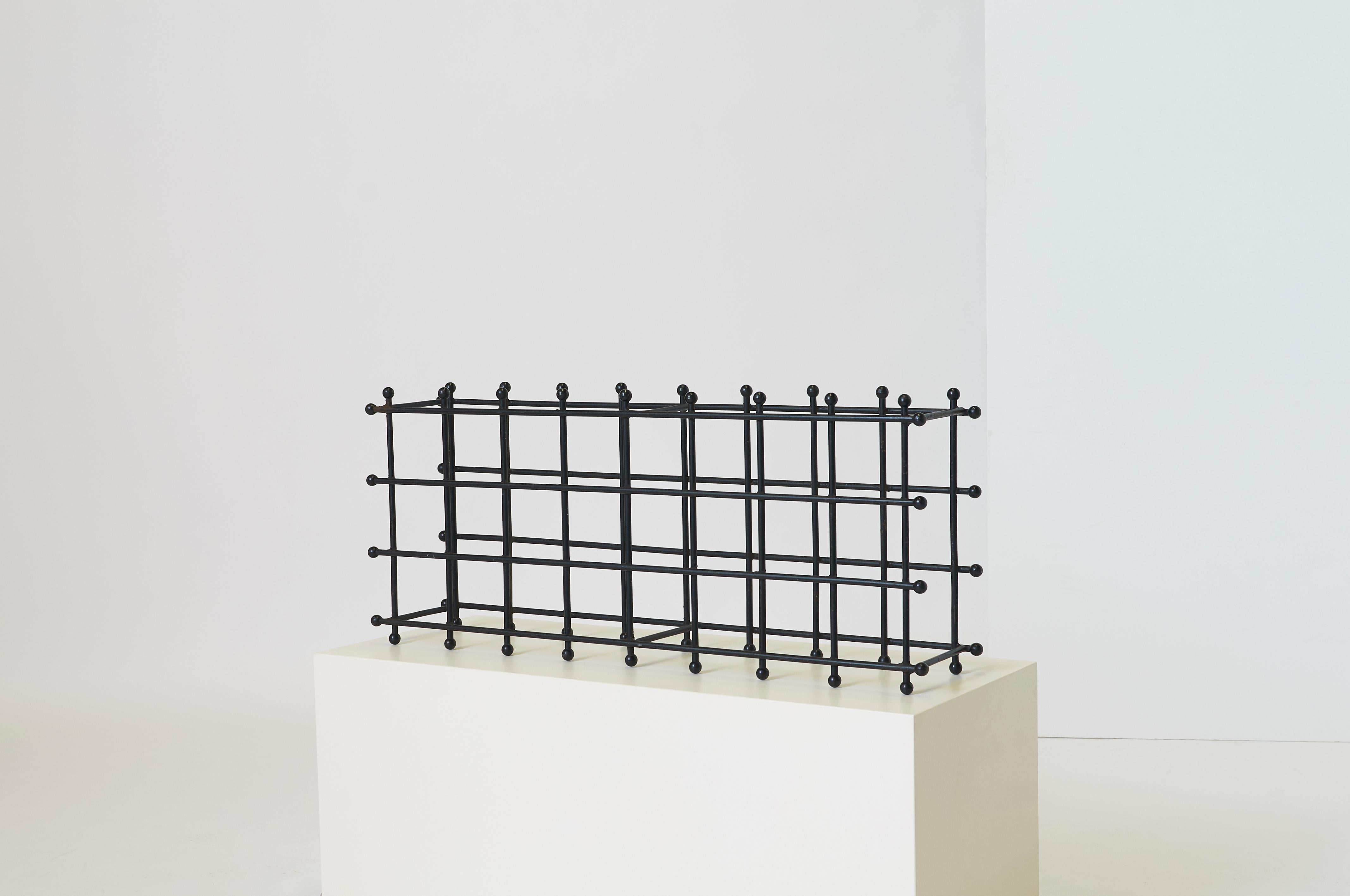 Ein skulpturales Weinregal aus Eisen mit Plastikkapseln, das Platz für 24 Flaschen bietet. Kann horizontal oder vertikal verwendet werden.