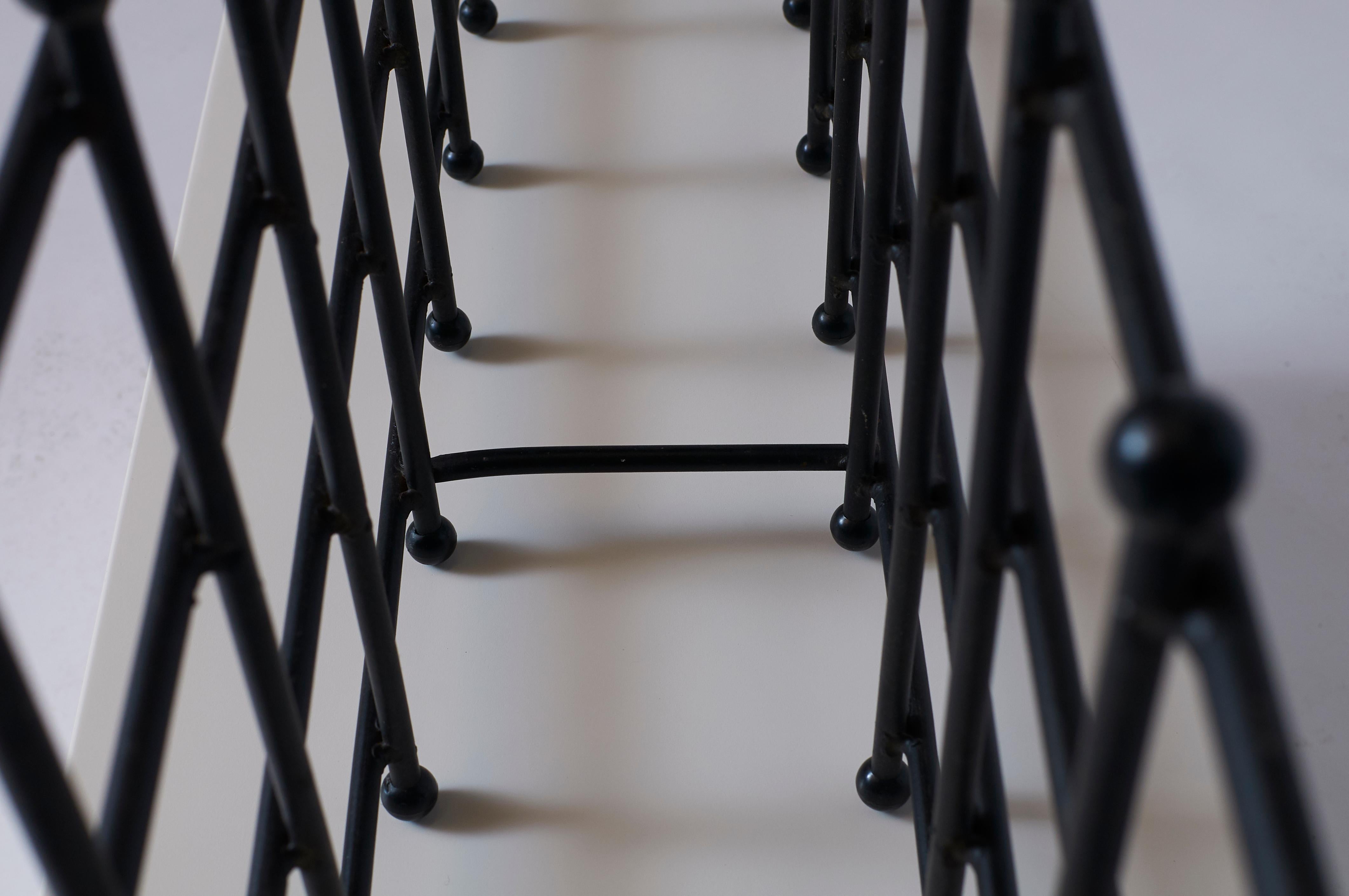 Modernist Eisen Weinregal (20. Jahrhundert) im Angebot