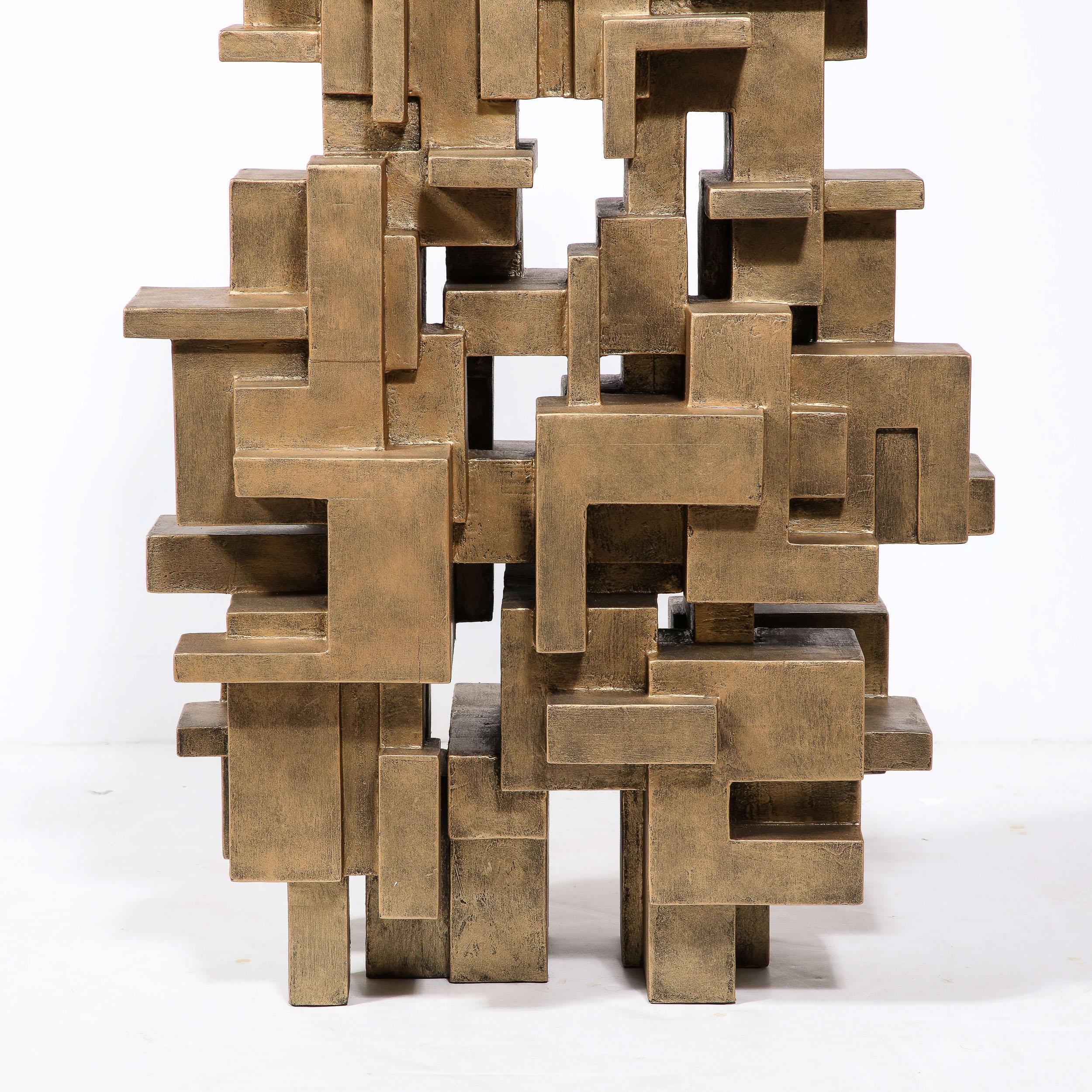 Diese schöne und dynamische isometrische Rasterskulptur wurde von dem geschätzten amerikanischen Künstler Dan Schneiger um 2010 in den Vereinigten Staaten realisiert. Im Dialog mit den Werken der großen Meister des 20. Jahrhunderts, Louise Nevelson