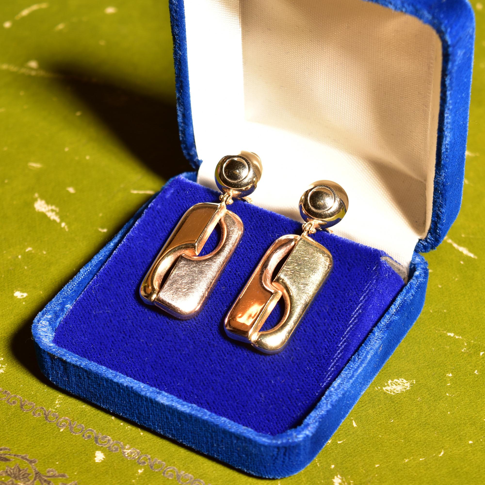 Boucles d'oreilles pendantes modernistes en or jaune 14 carats avec dos en oméga Bon état - En vente à Philadelphia, PA
