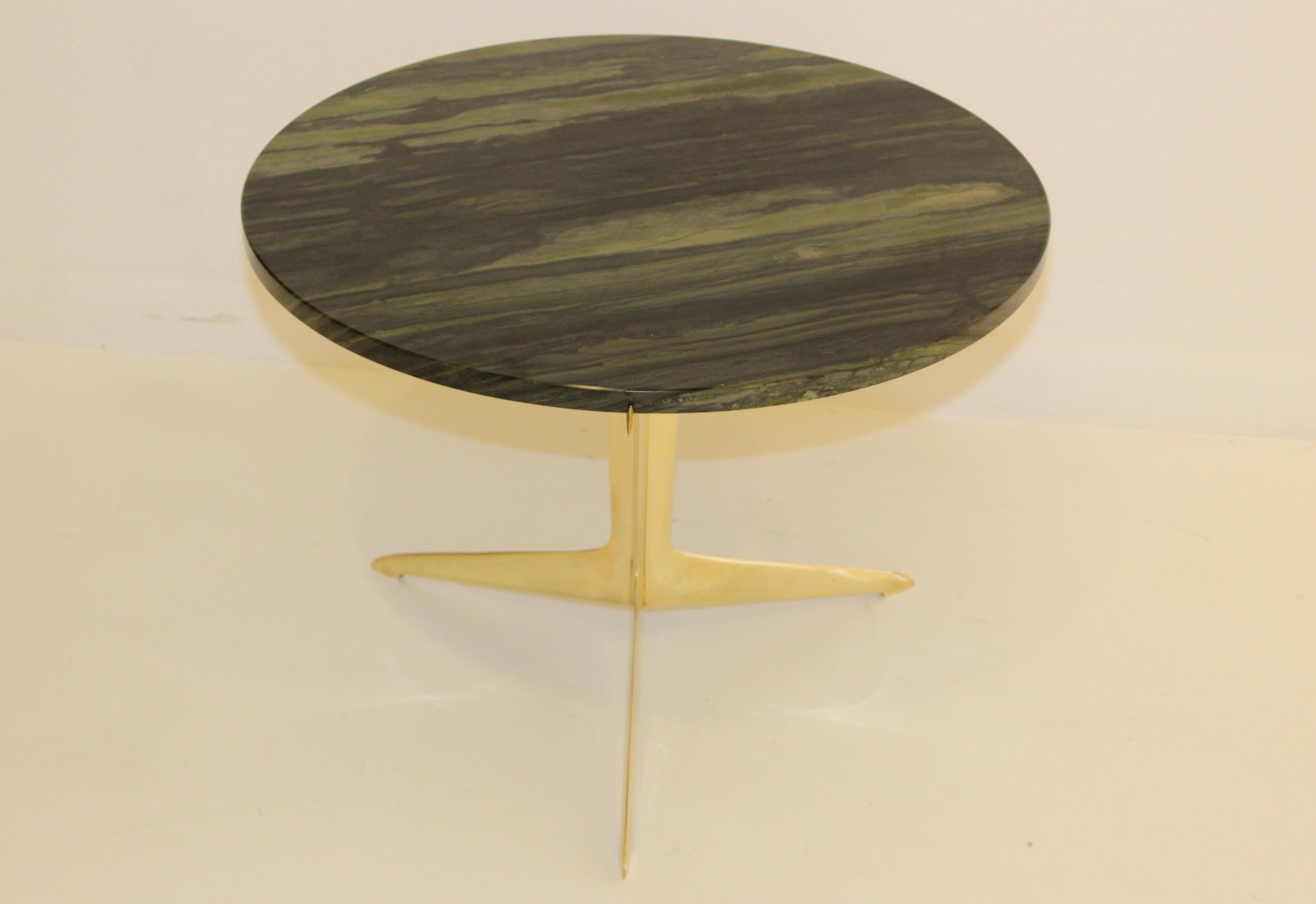 Mid-Century Modern Table d'appoint italienne moderniste en laiton et marbre en vente