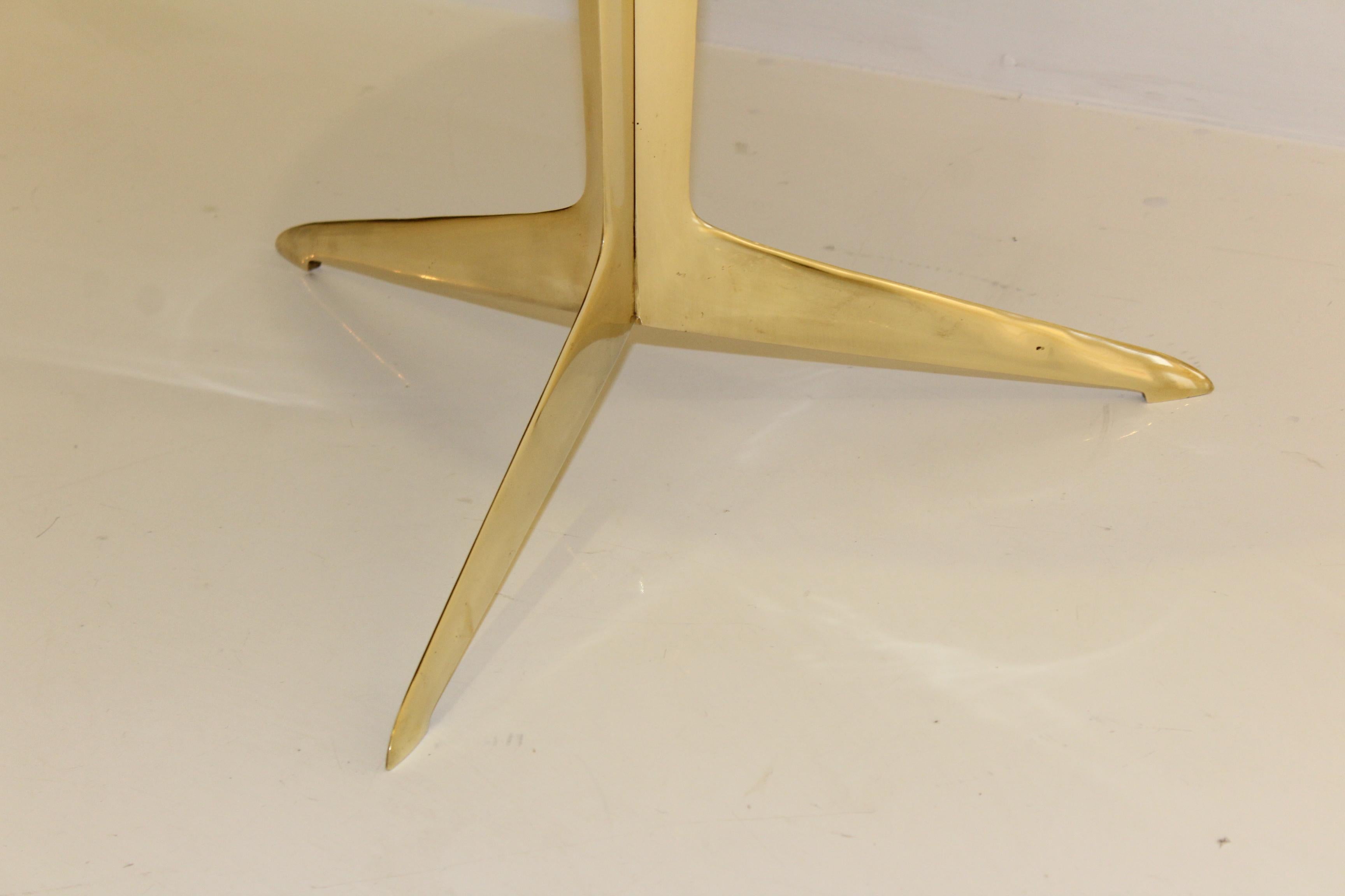 Table d'appoint italienne moderniste en laiton et marbre en vente 1