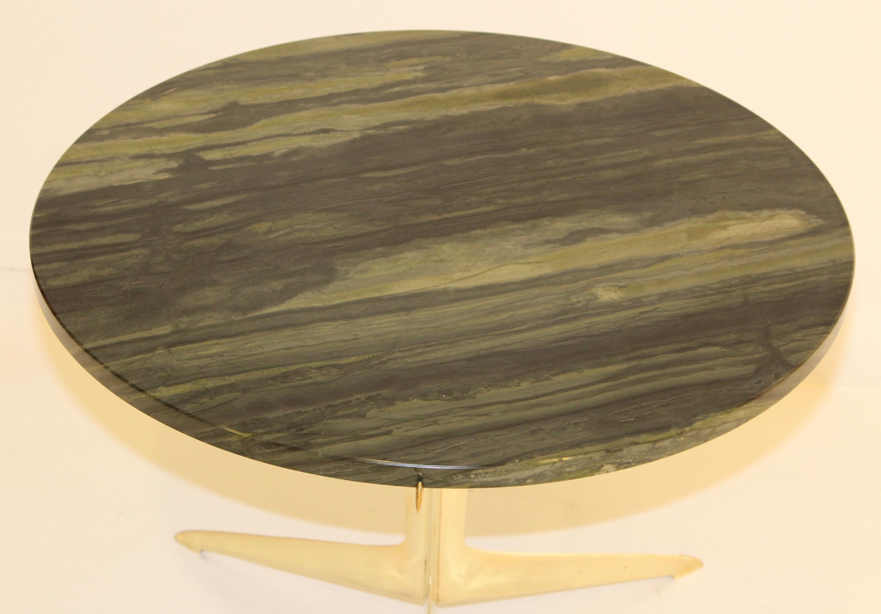 Table d'appoint italienne moderniste en laiton et marbre en vente 2