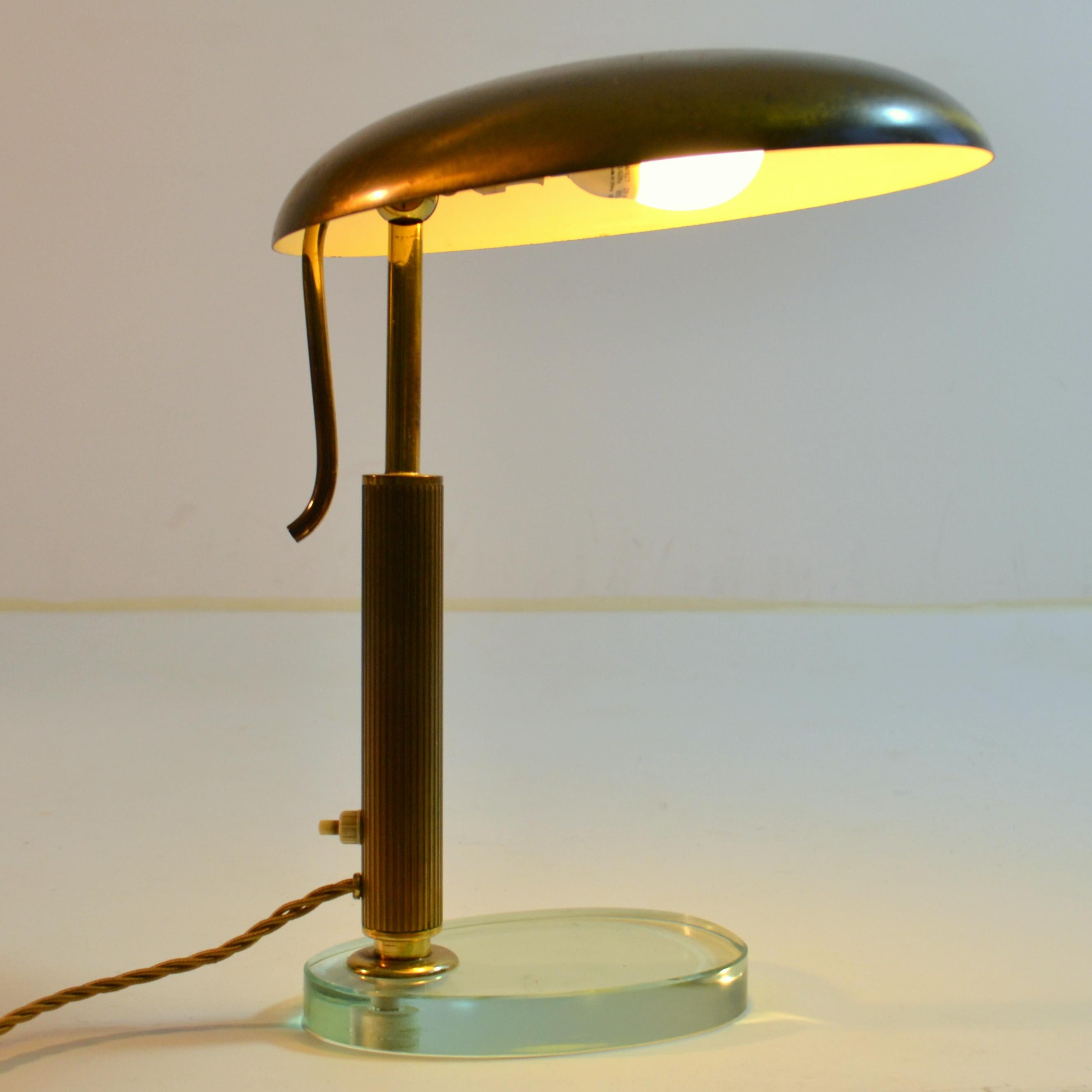Mid-Century Modern Modernist Desk Lamp attr. Pietro Chiesa for Fontana Arte in Brass and Glass For Sale
