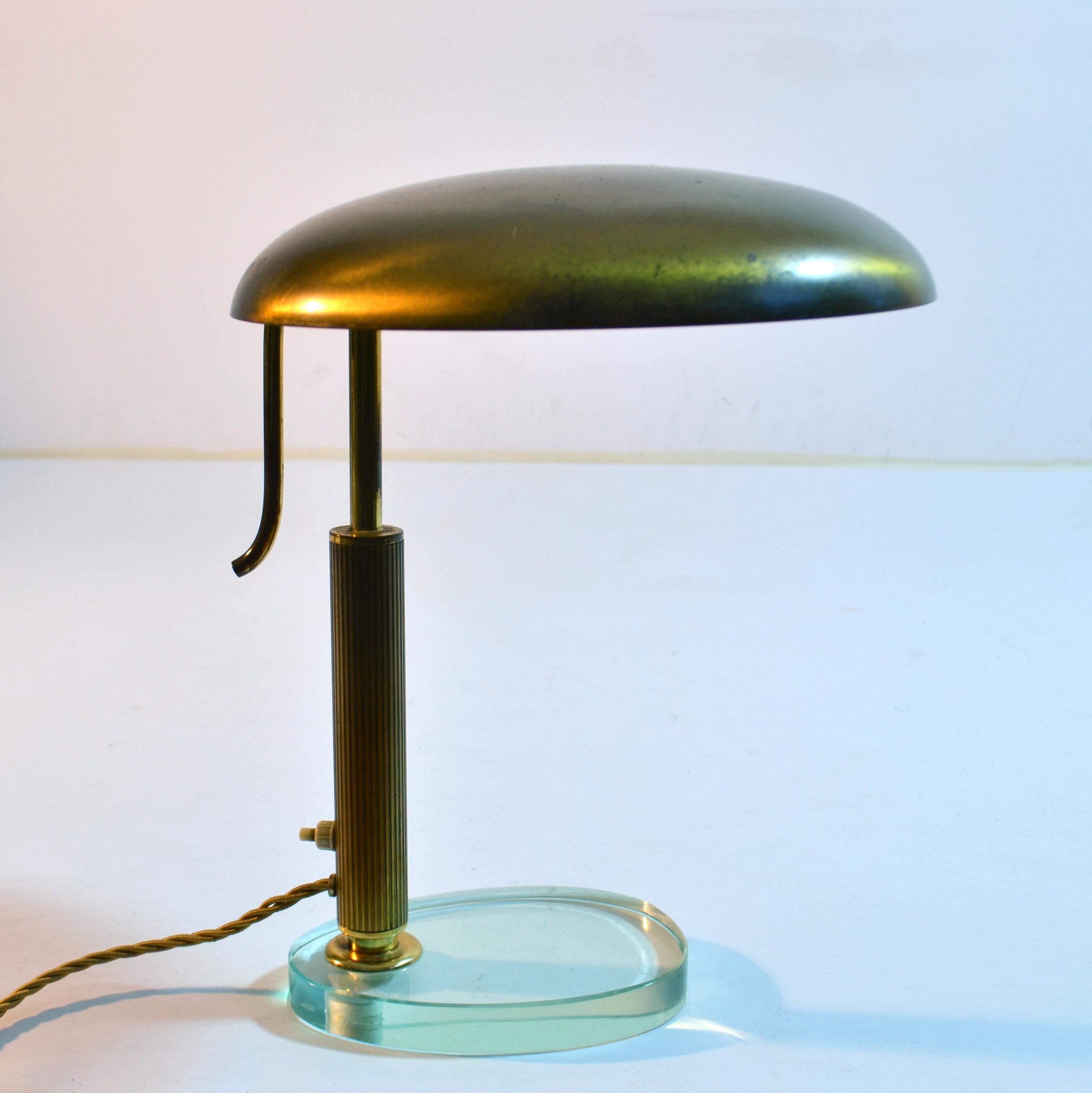 Italian Modernist Desk Lamp attr. Pietro Chiesa for Fontana Arte in Brass and Glass For Sale
