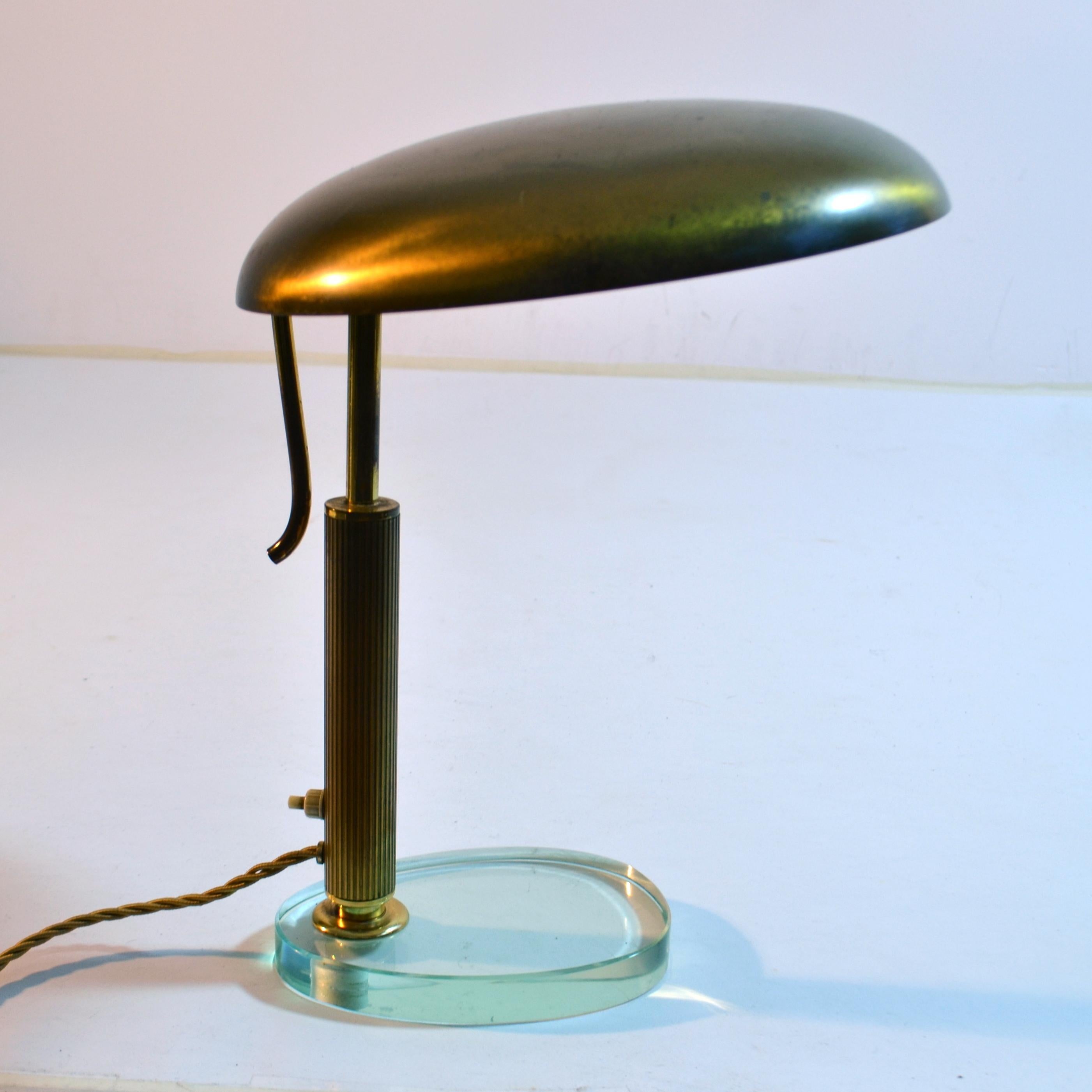 Modernist Desk Lamp attr. Pietro Chiesa for Fontana Arte in Brass and Glass In Excellent Condition For Sale In London, GB