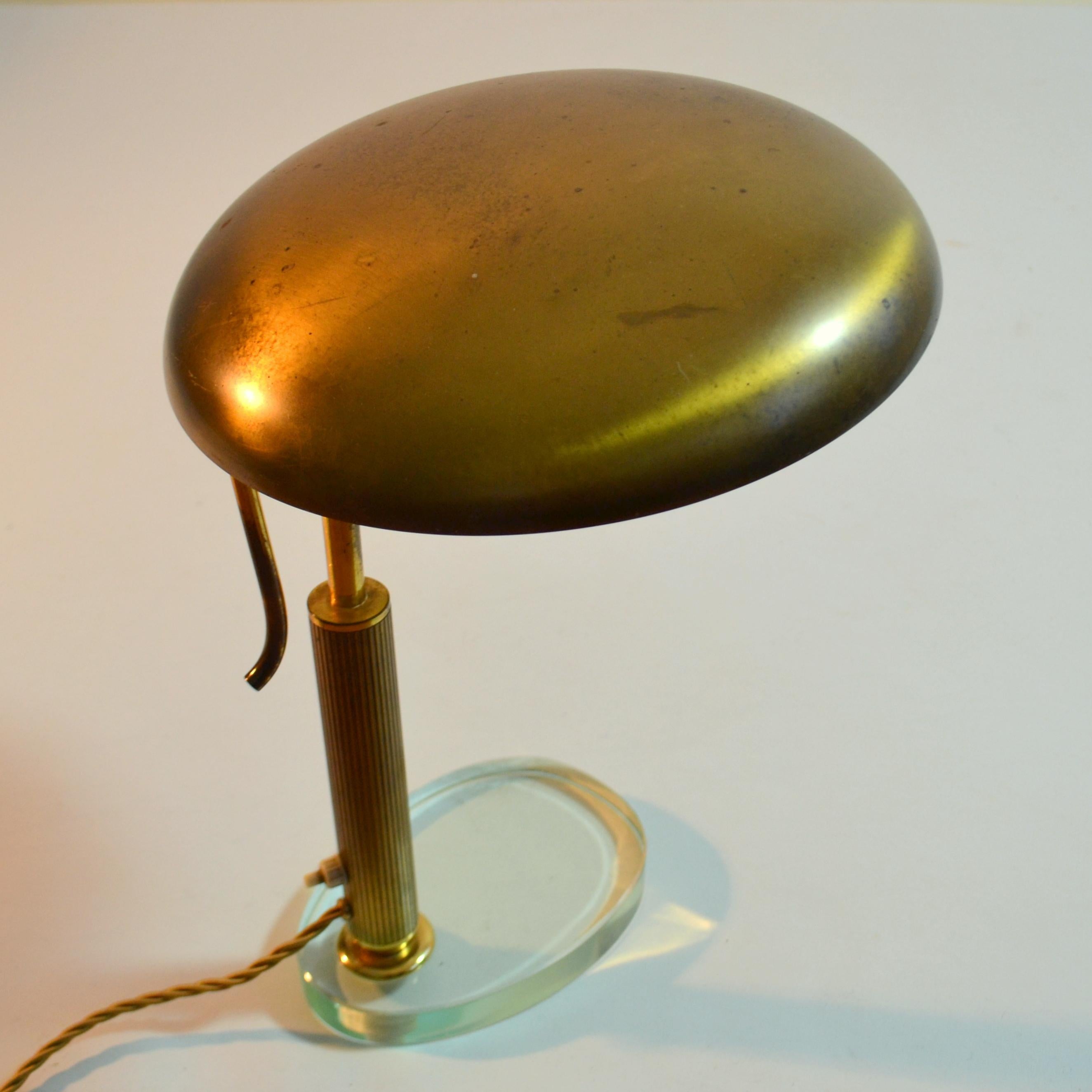 Mid-20th Century Modernist Desk Lamp attr. Pietro Chiesa for Fontana Arte in Brass and Glass For Sale