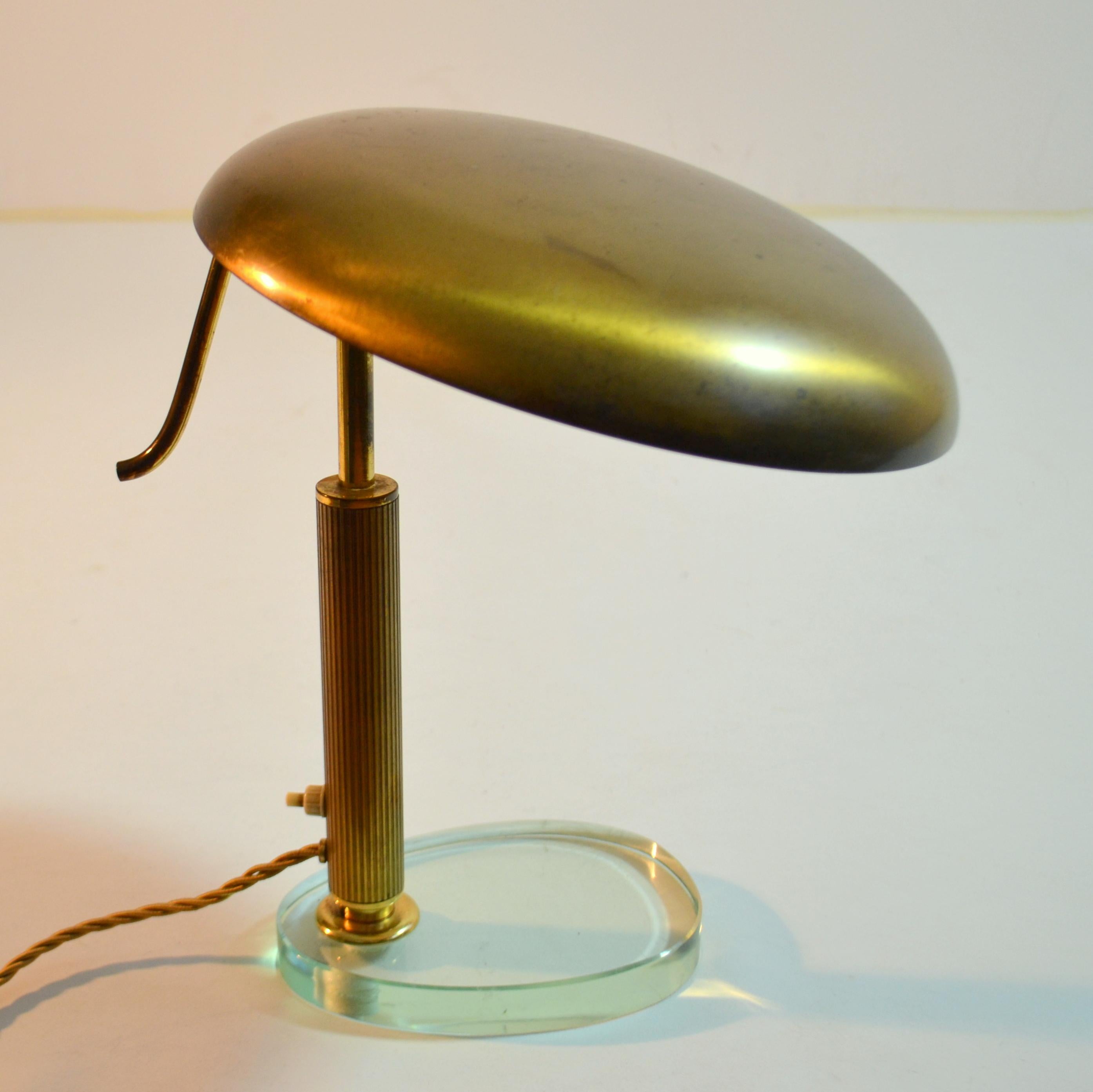 Modernist Desk Lamp attr. Pietro Chiesa for Fontana Arte in Brass and Glass For Sale 1