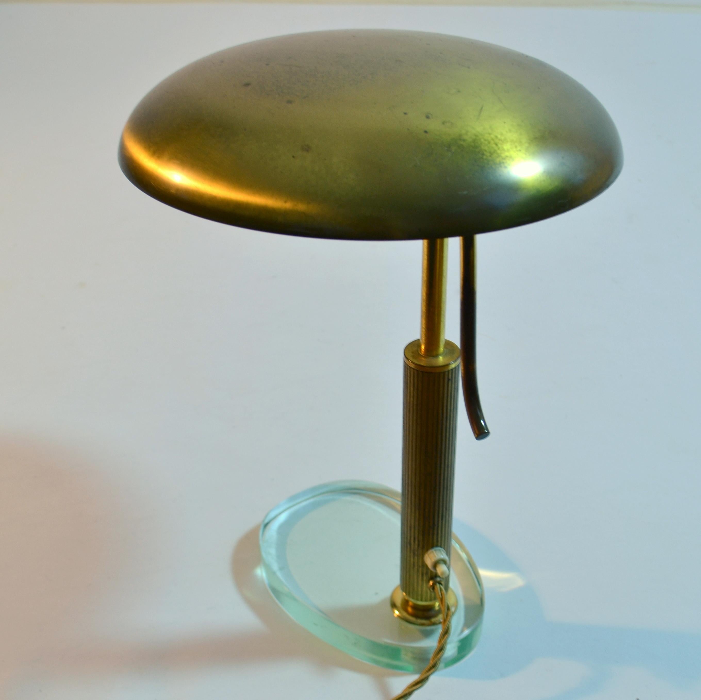 Modernist Desk Lamp attr. Pietro Chiesa for Fontana Arte in Brass and Glass For Sale 2