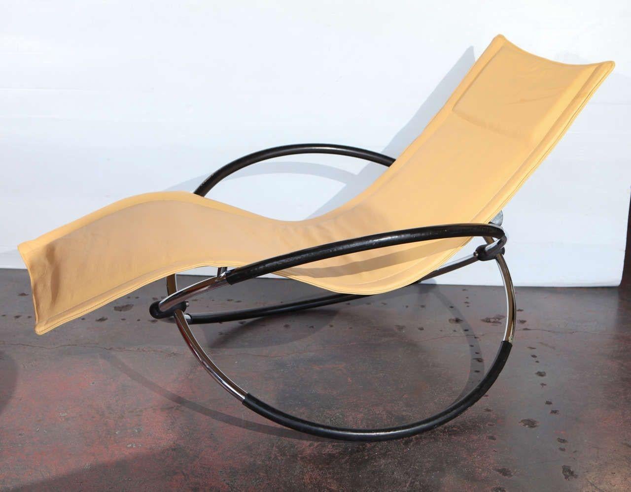 Chaise longue à bascule italienne moderniste.
 
Cuir très doux nouvellement rembourré.
 
Dimensions :
 
35 ½