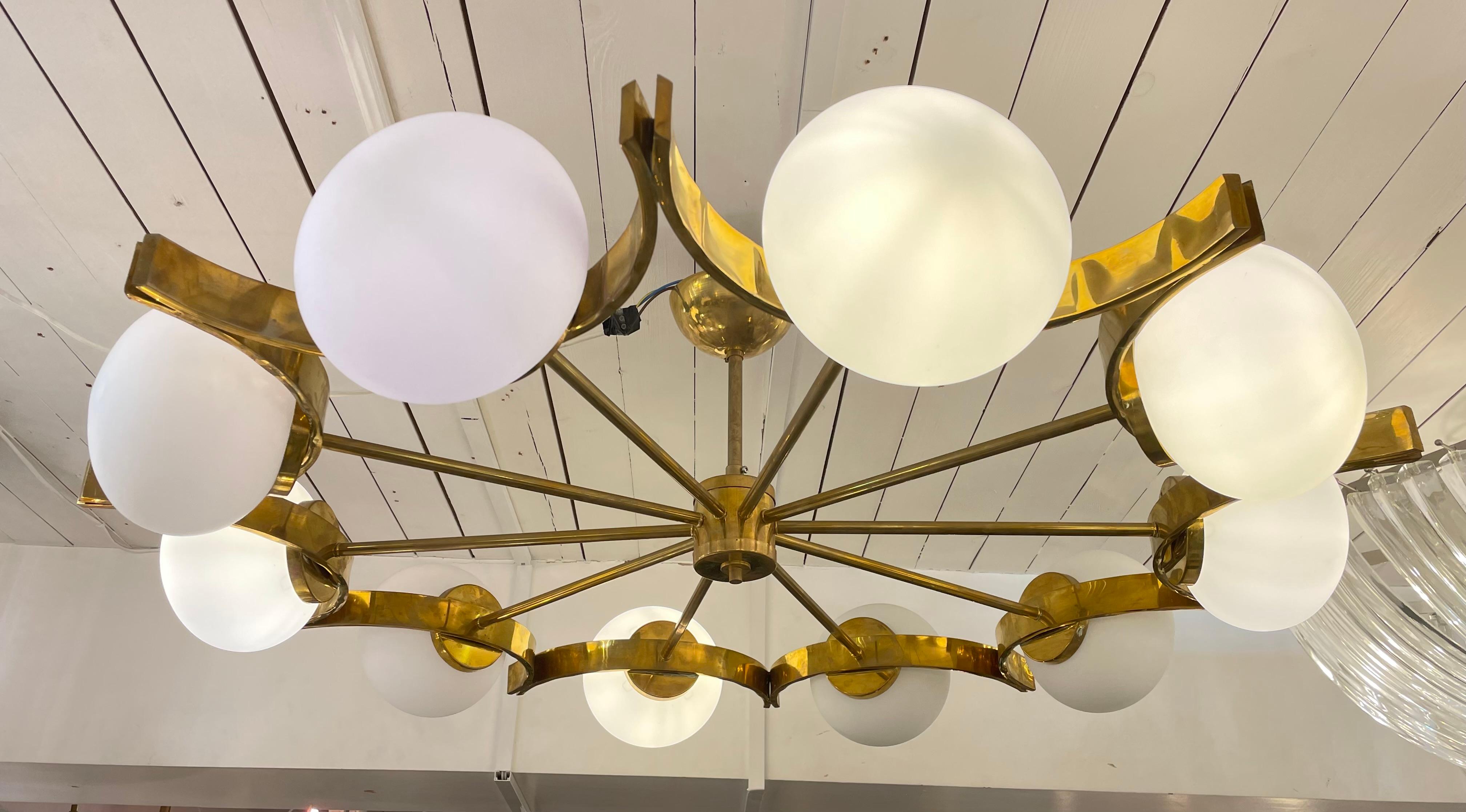 Modernist Italian Chandelier in Brass with 10 Arms, Circa 1960 1