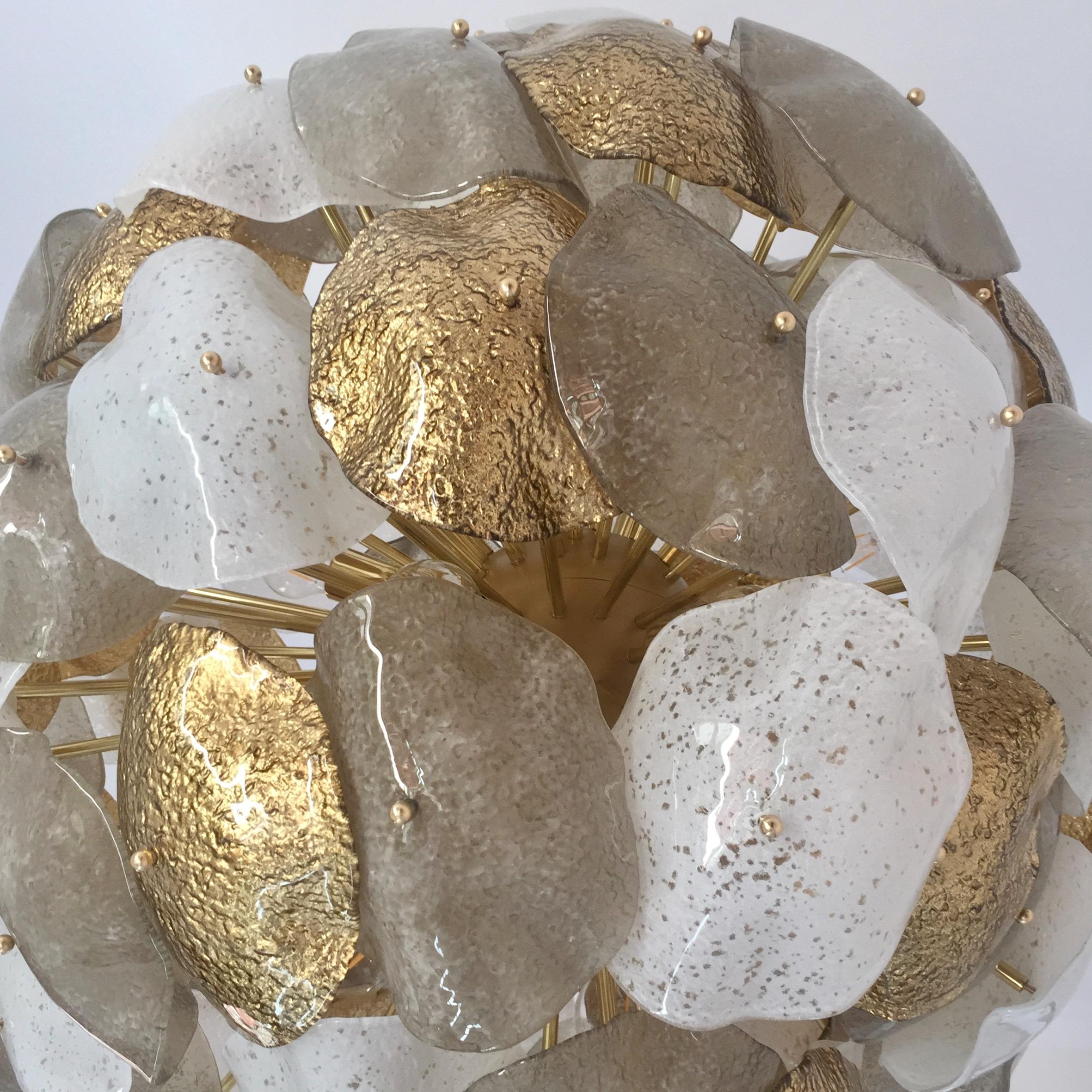 Araña redonda modernista italiana de cristal de Murano plateado blanco con pan de oro de 24 quilates en venta 2