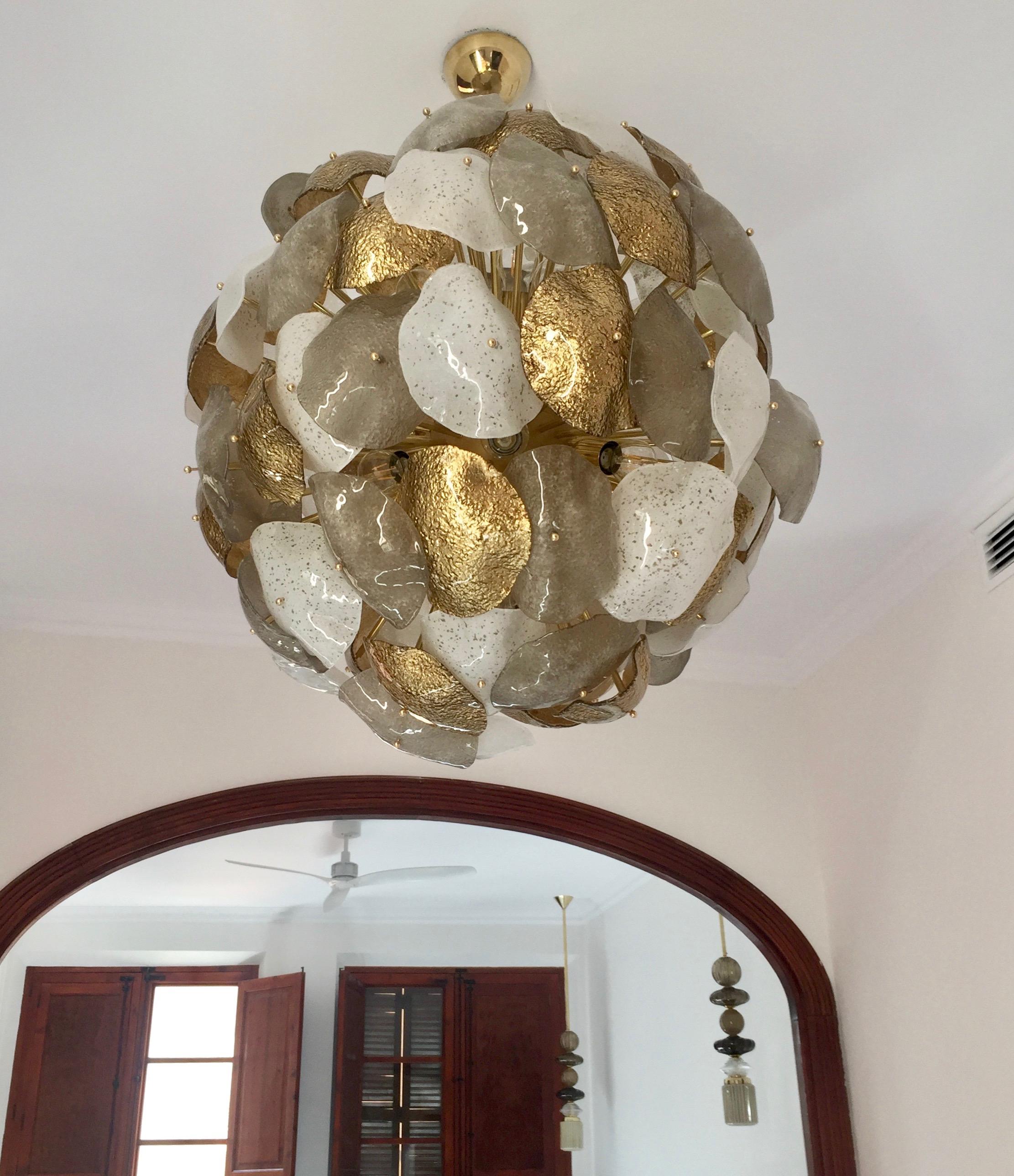 Modernist Italian Murano Glass Silver White 24-Carat Gold Leaf Round Chandelier For Sale 2