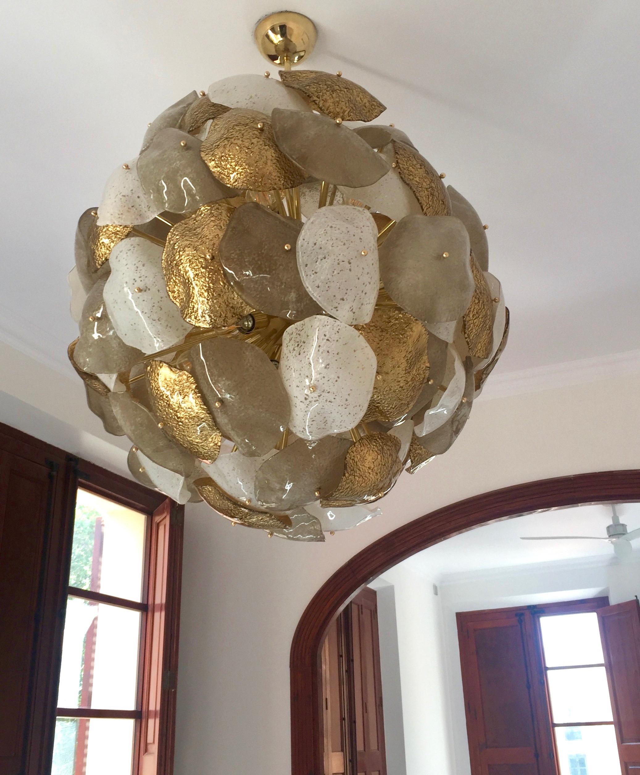 Modernist Italian Murano Glass Silver White 24-Carat Gold Leaf Round Chandelier For Sale 3