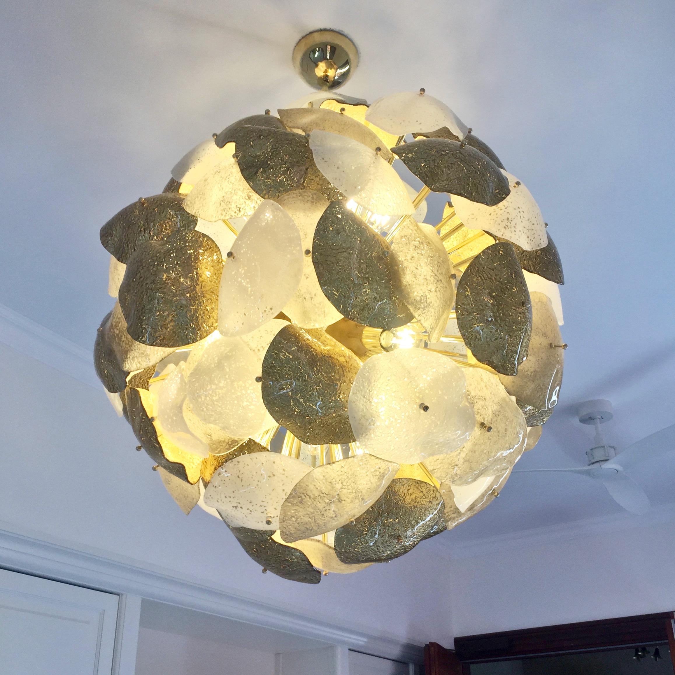 Modernist Italian Murano Glass Silver White 24-Carat Gold Leaf Round Chandelier For Sale 4