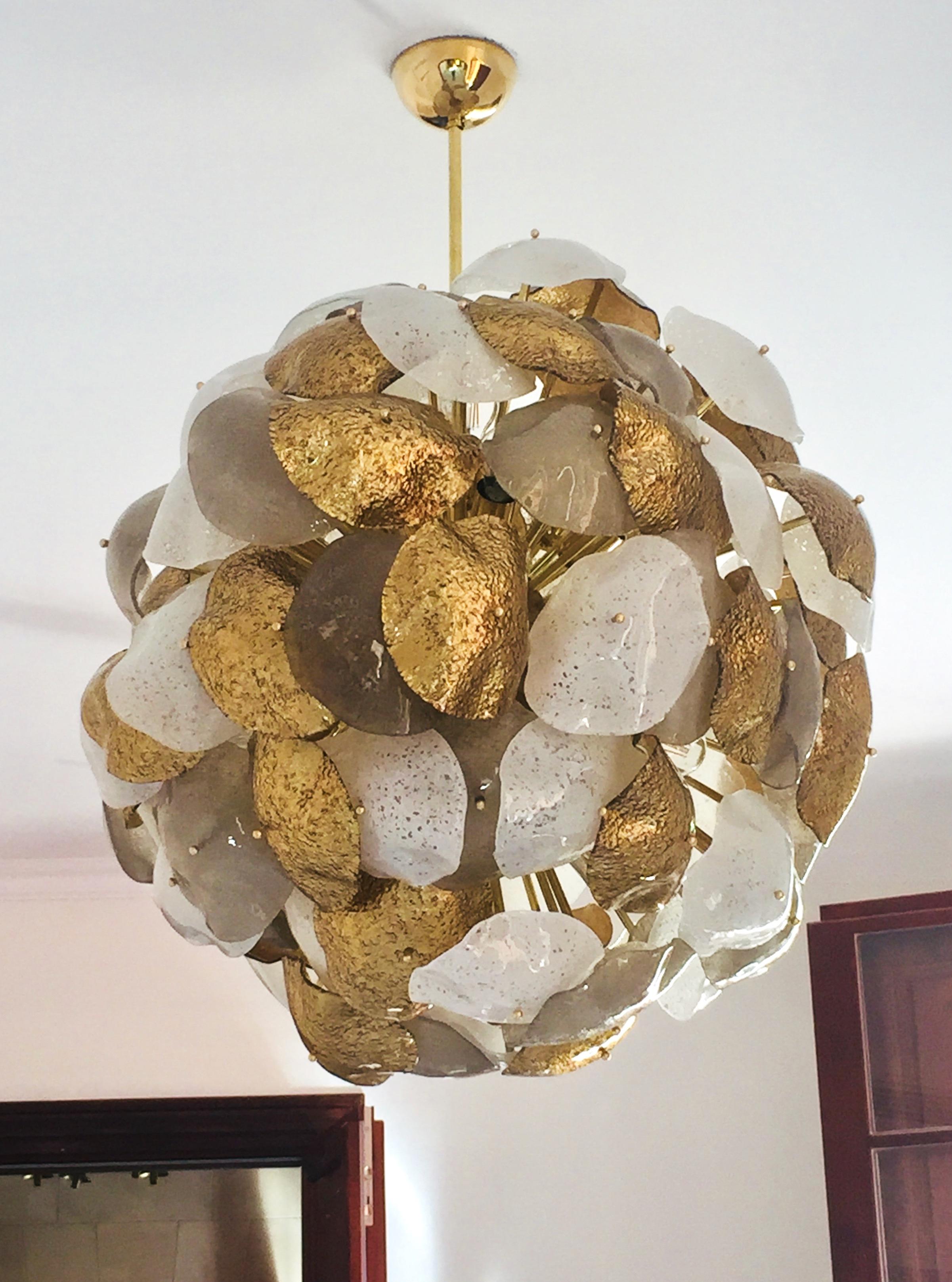 Modernist Italian Murano Glass Silver White 24-Carat Gold Leaf Round Chandelier For Sale 5