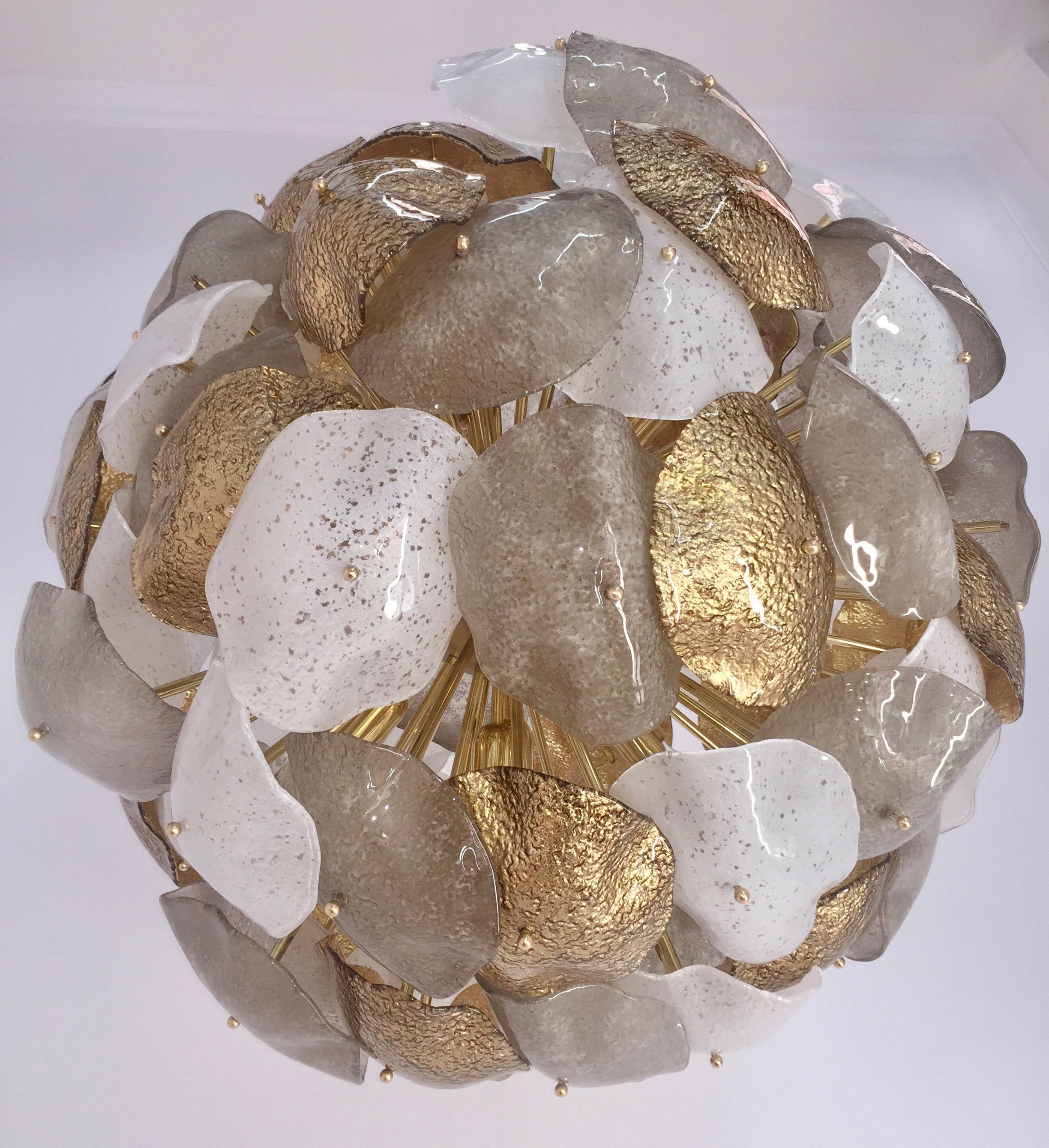 Araña redonda modernista italiana de cristal de Murano plateado blanco con pan de oro de 24 quilates en venta 7