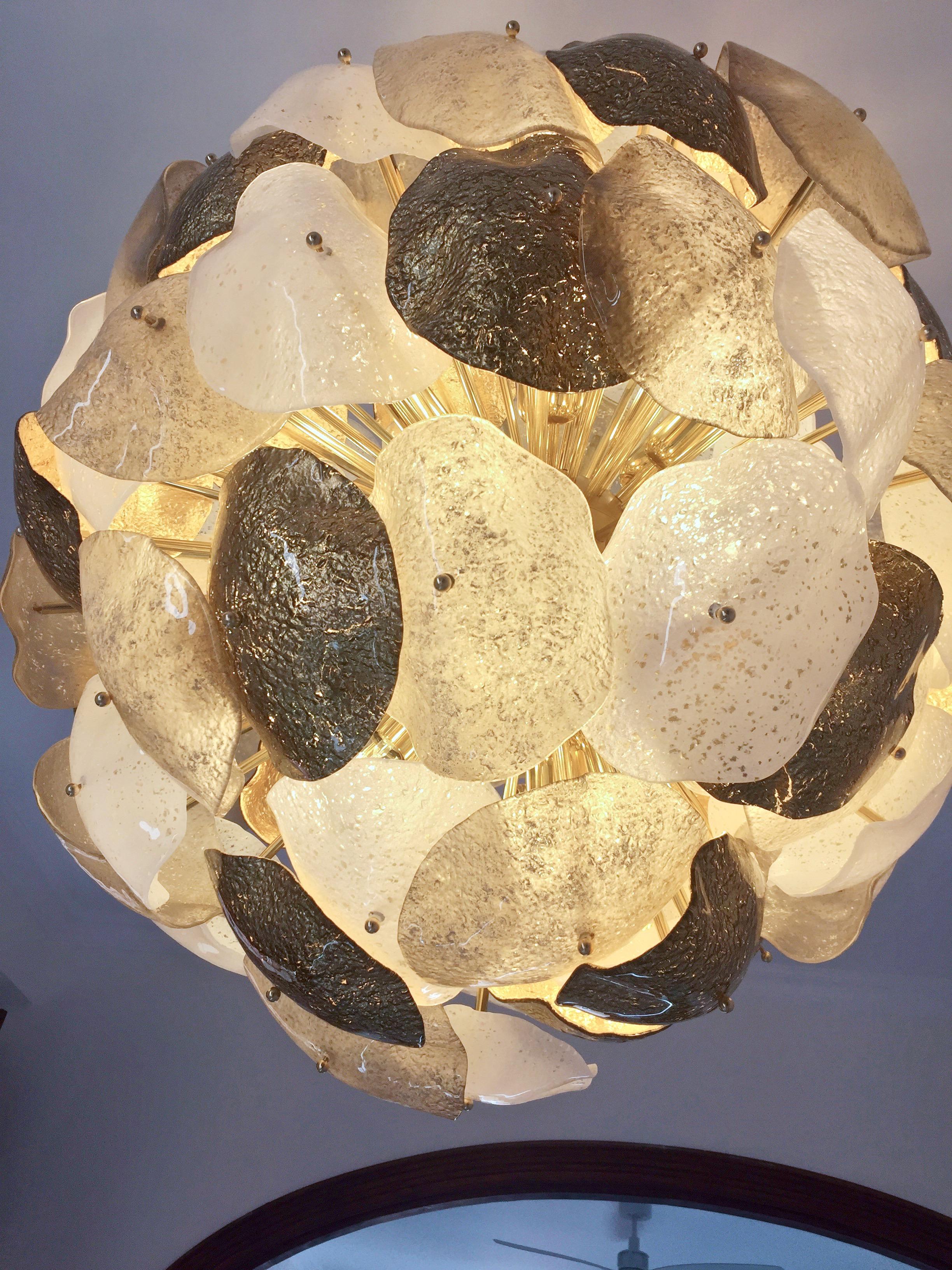 XXIe siècle et contemporain Lustre rond moderniste italien en verre de Murano argenté blanc et or 24 carats à feuilles d'or en vente