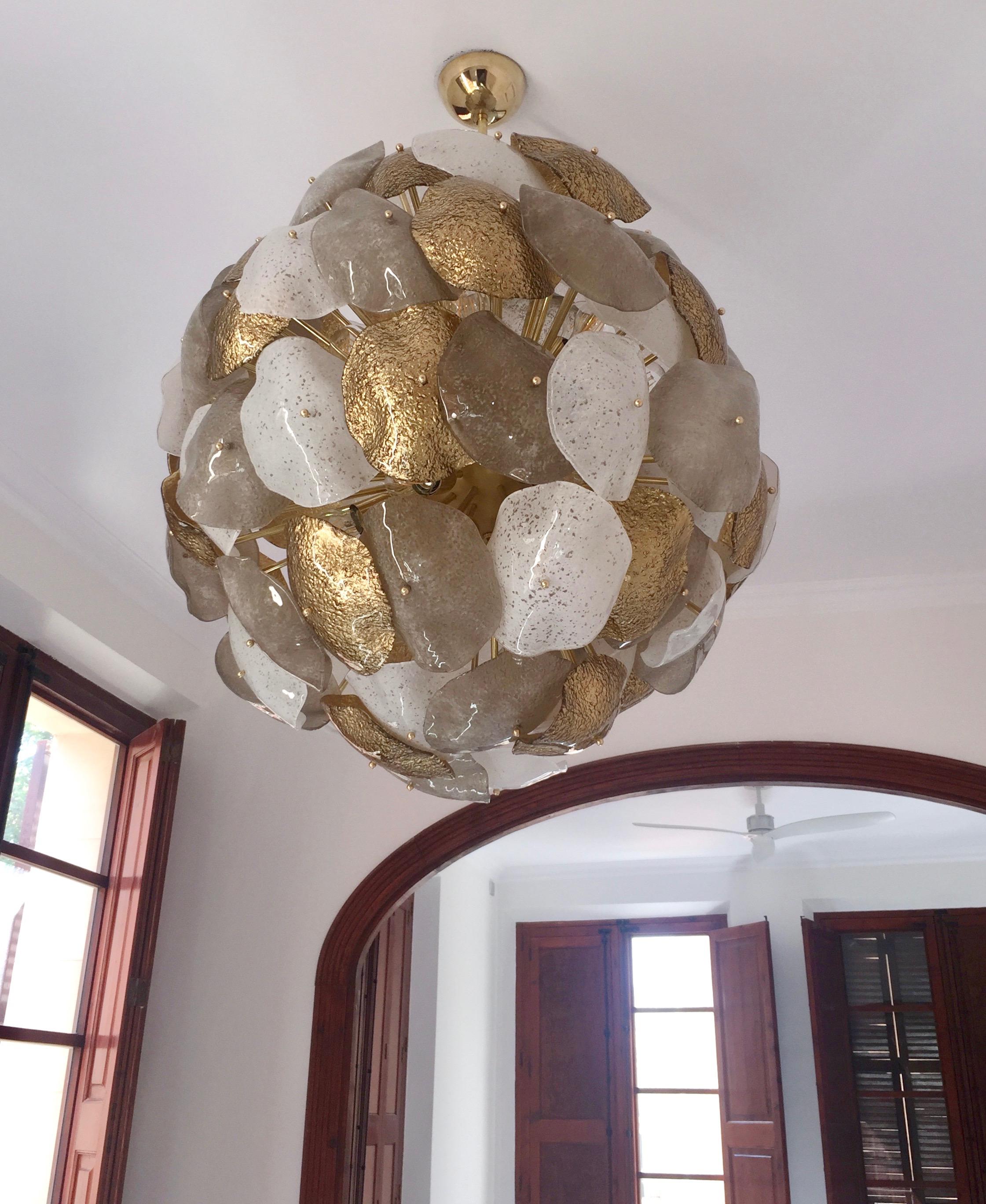 Contemporary Modernist Italian Murano Glass Silver White 24-Carat Gold Leaf Round Chandelier For Sale