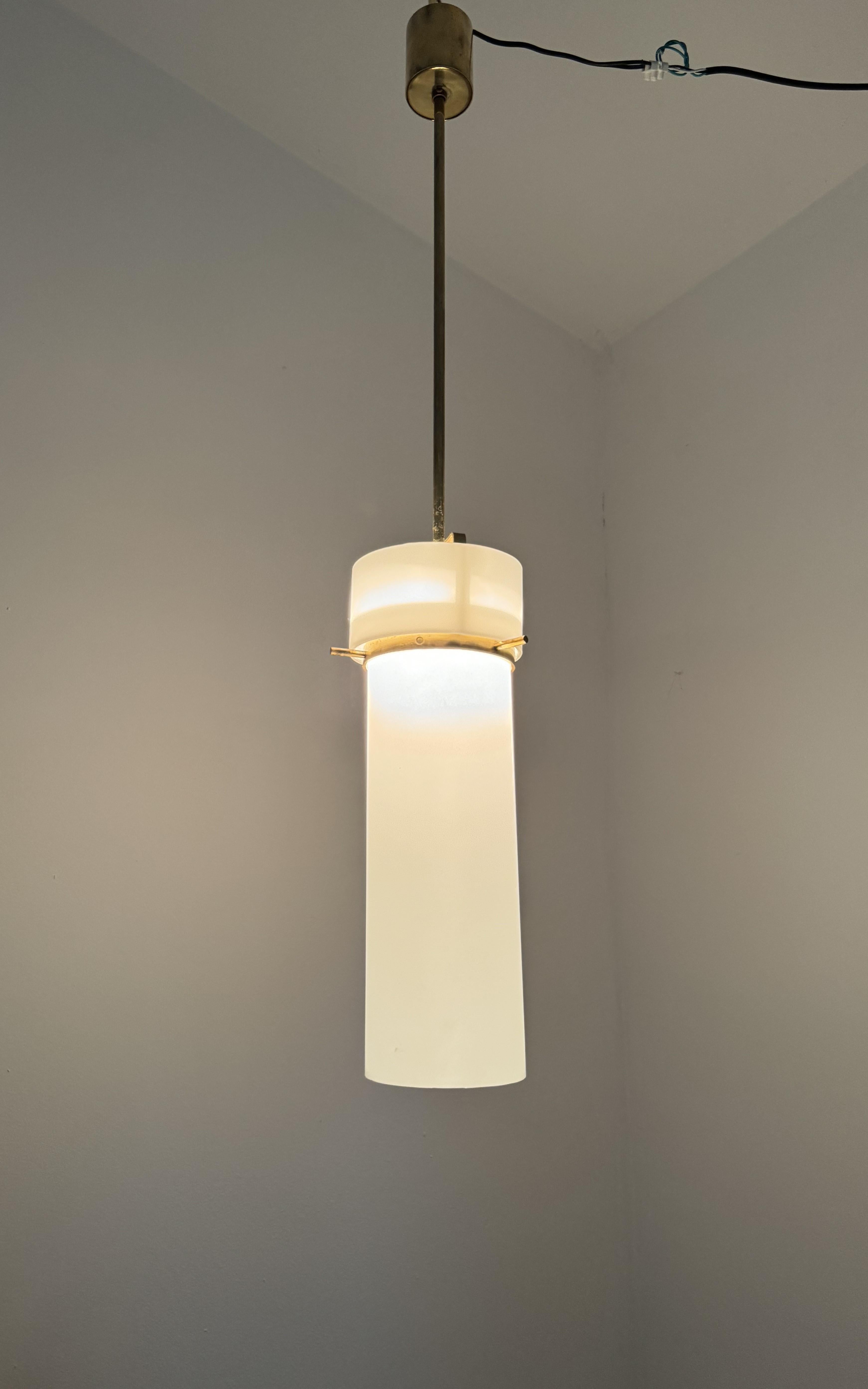 Farol modernista italiano ITSO Stilnovo en latón y cristal opalino, años 50 en venta 4