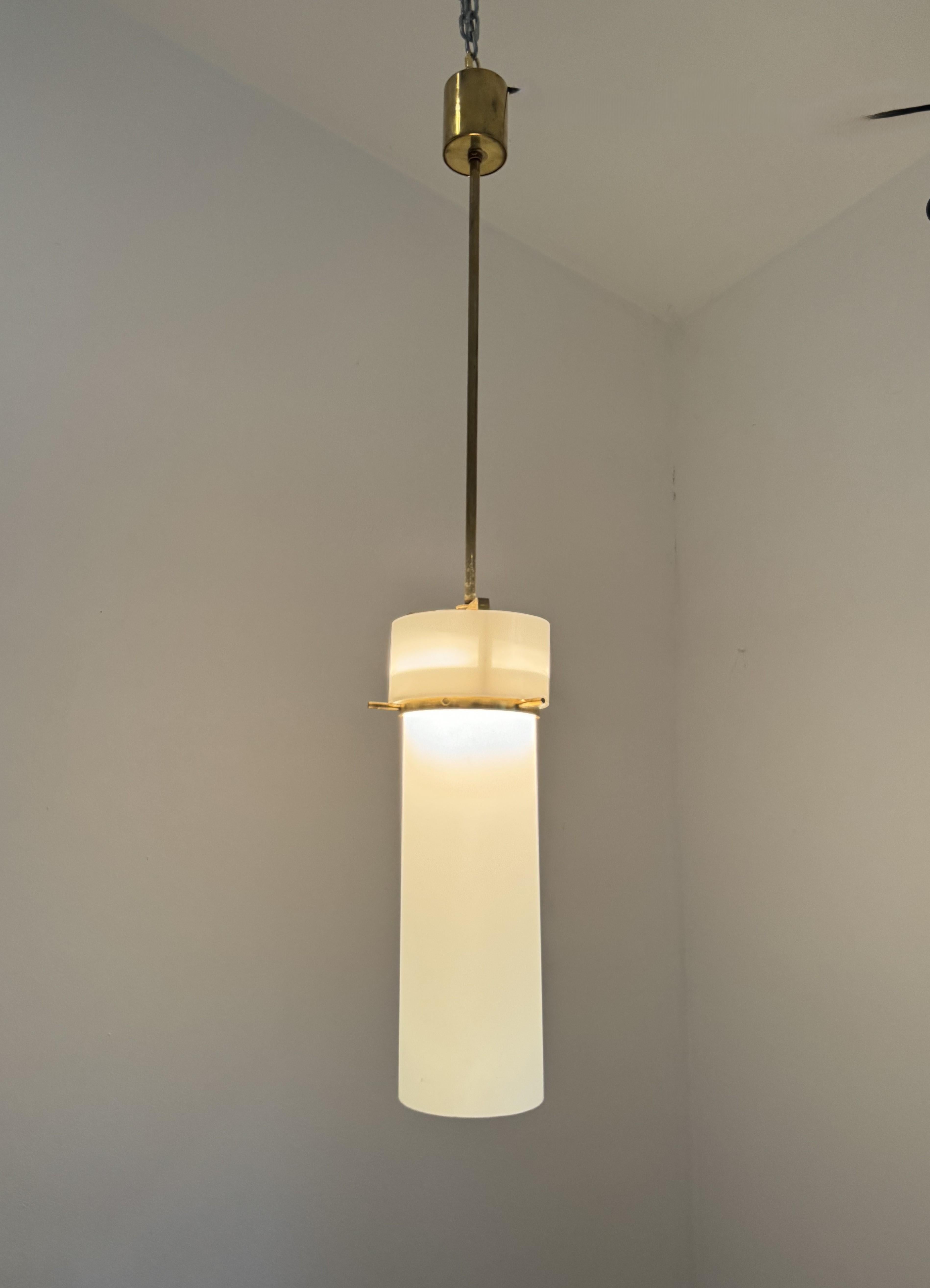 Farol modernista italiano ITSO Stilnovo en latón y cristal opalino, años 50 en venta 7