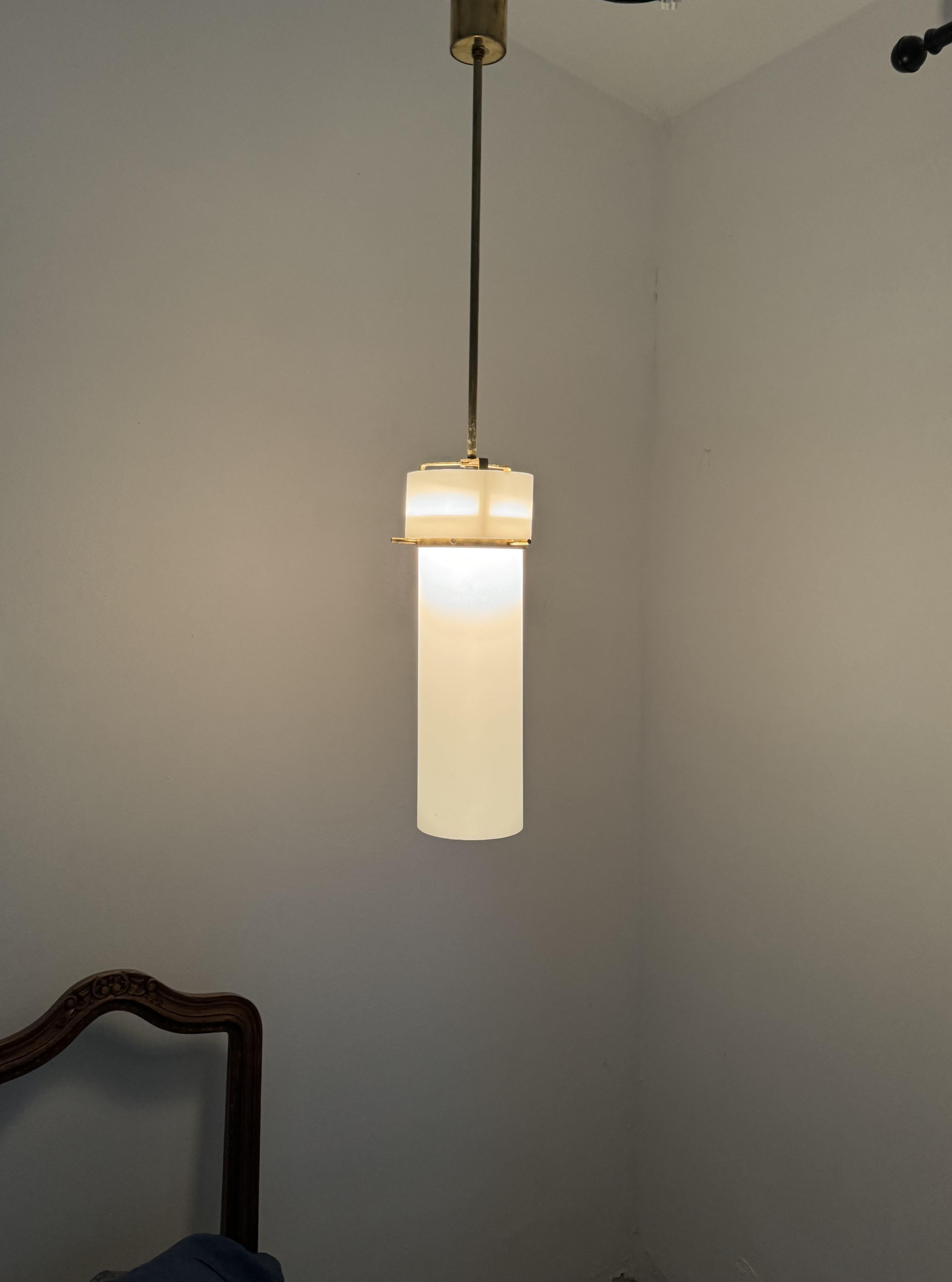 Farol modernista italiano ITSO Stilnovo en latón y cristal opalino, años 50 Moderno de mediados de siglo en venta
