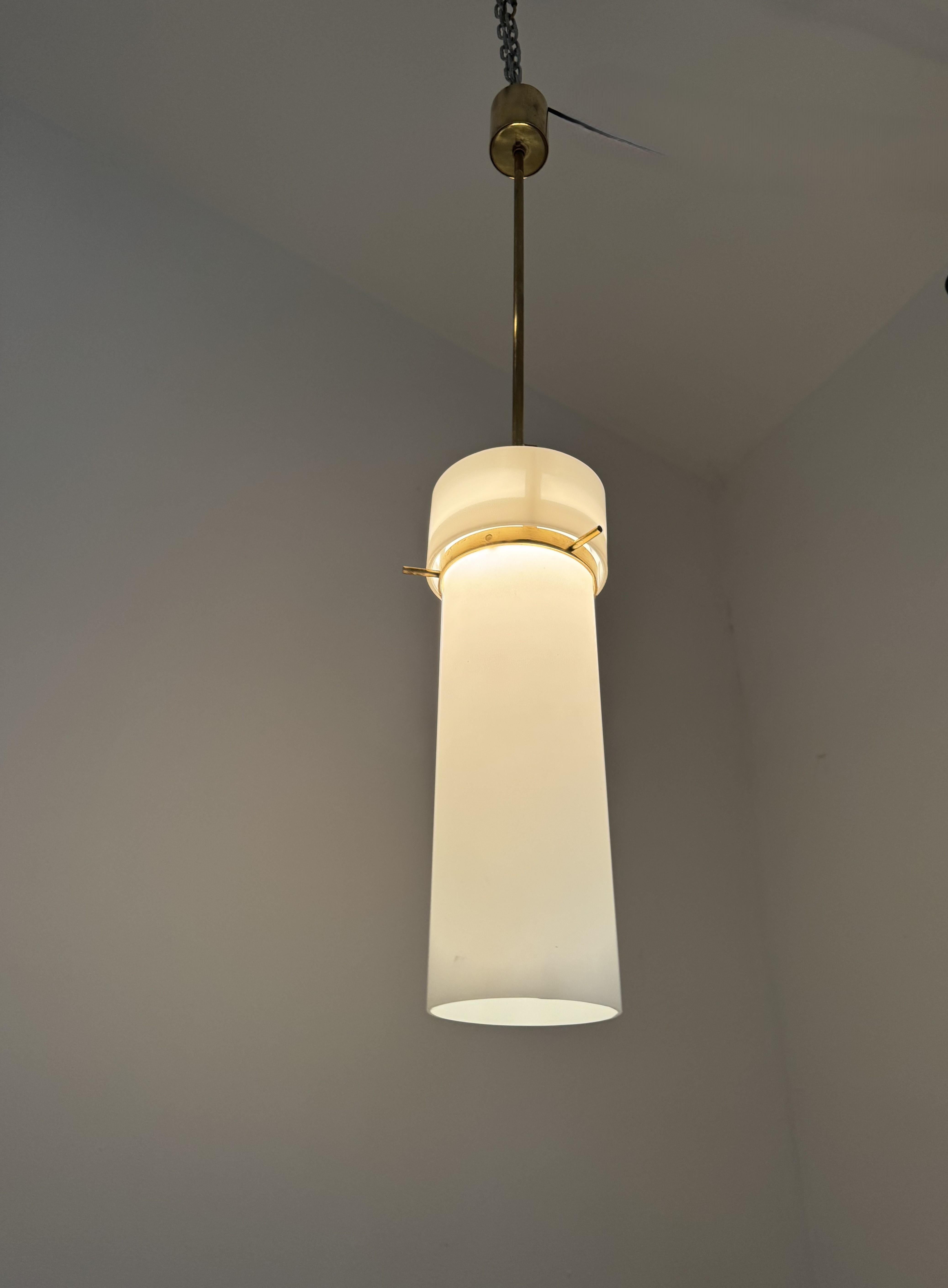 Farol modernista italiano ITSO Stilnovo en latón y cristal opalino, años 50 en Bueno estado para la venta en Merida, Yucatan