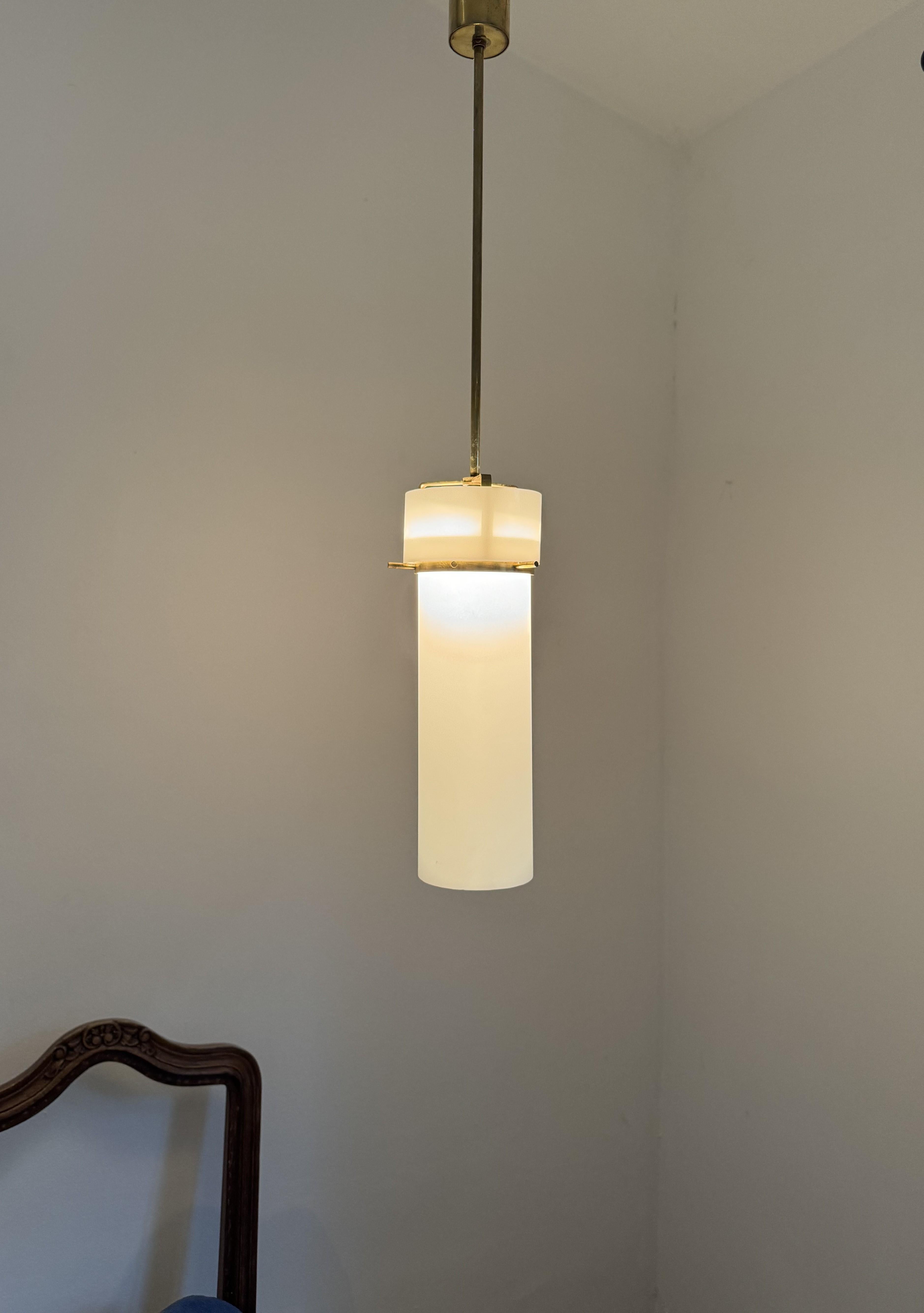 Farol modernista italiano ITSO Stilnovo en latón y cristal opalino, años 50 Latón en venta