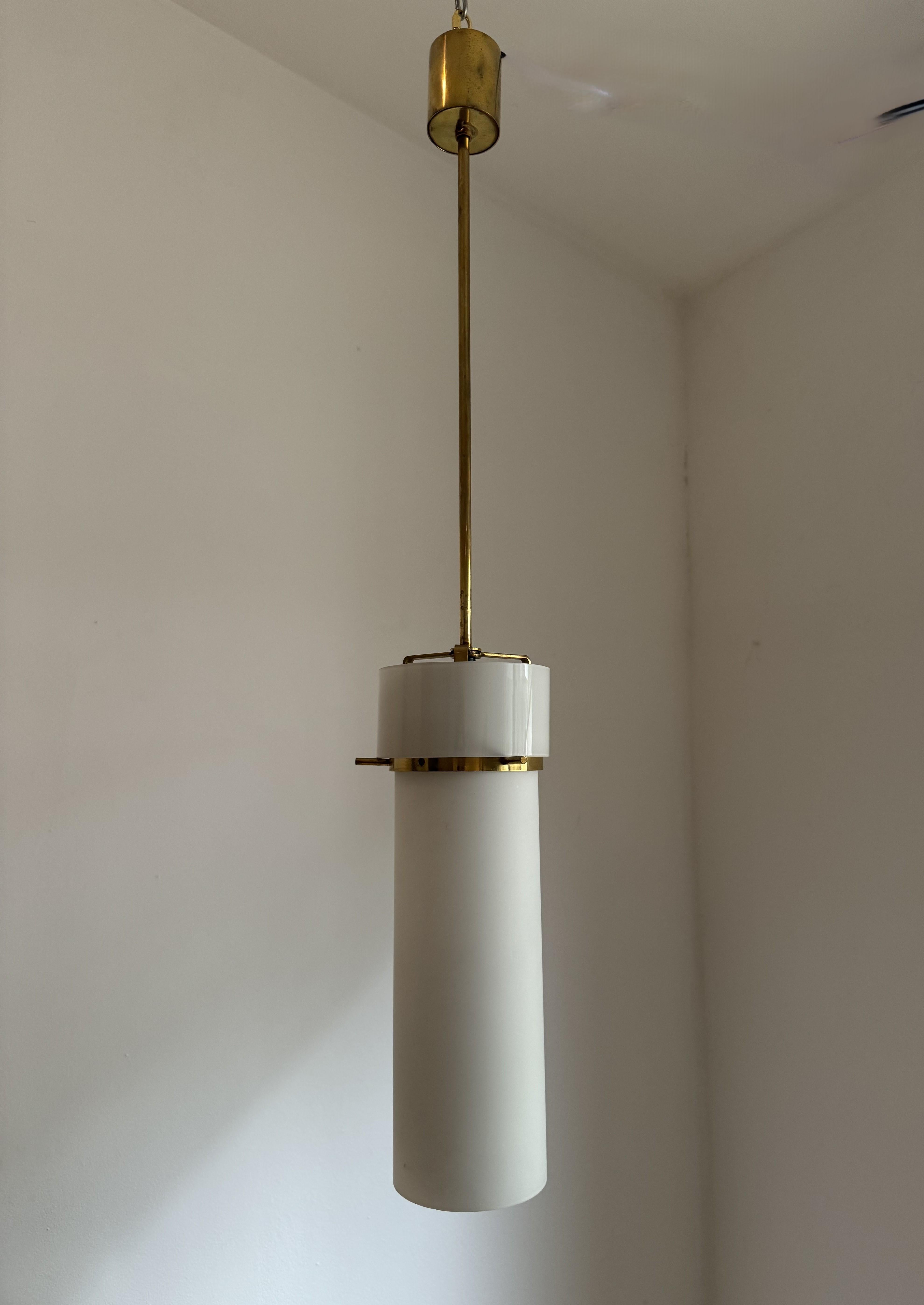 Farol modernista italiano ITSO Stilnovo en latón y cristal opalino, años 50 en venta 1