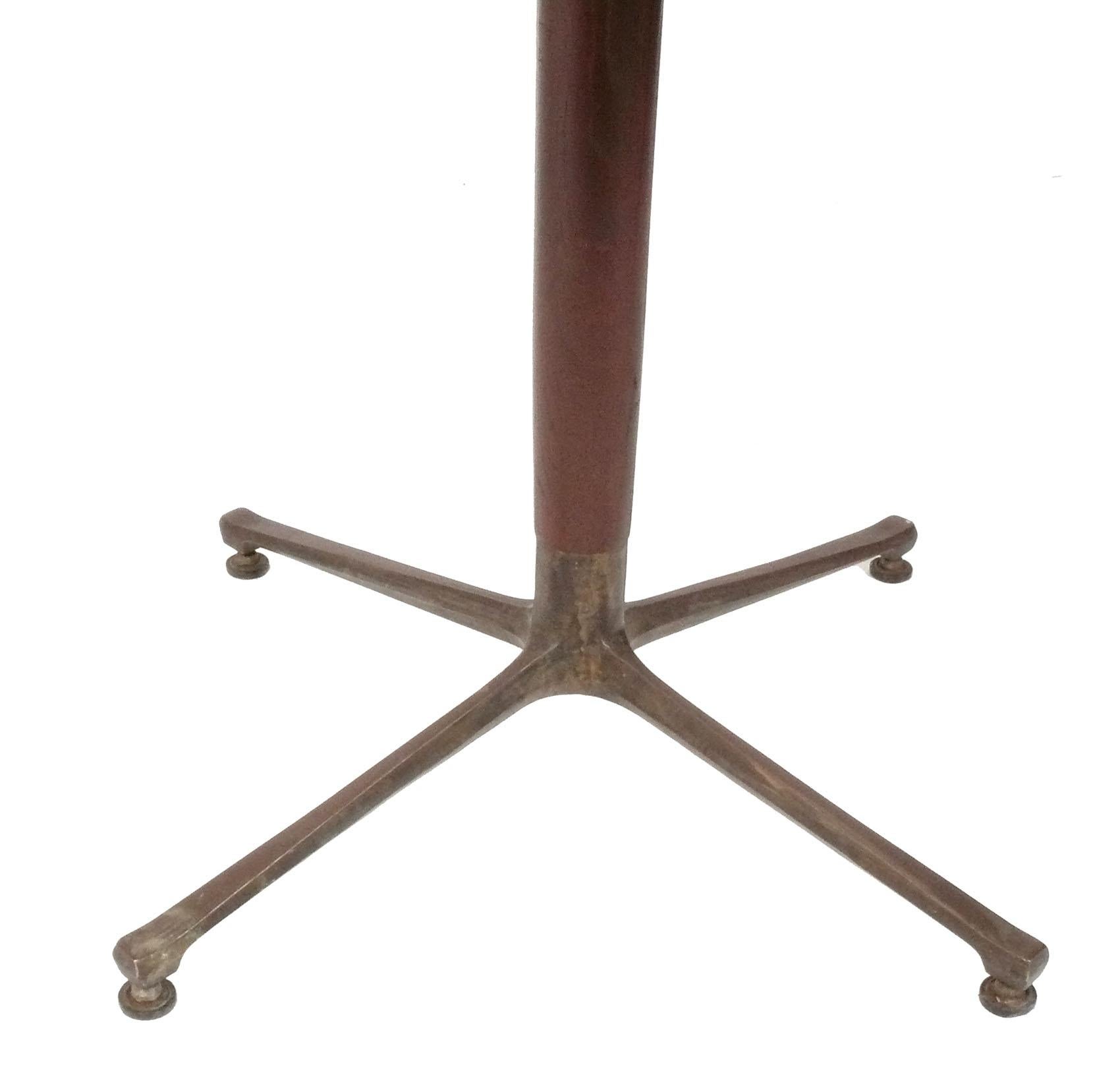 Table de salle à manger italienne moderniste, à la manière de Gio Ponti, Italie, vers les années 1950. Nous pensons que le plateau de marbre a probablement été remplacé à un moment donné, car il est très propre. De taille polyvalente avec un plateau