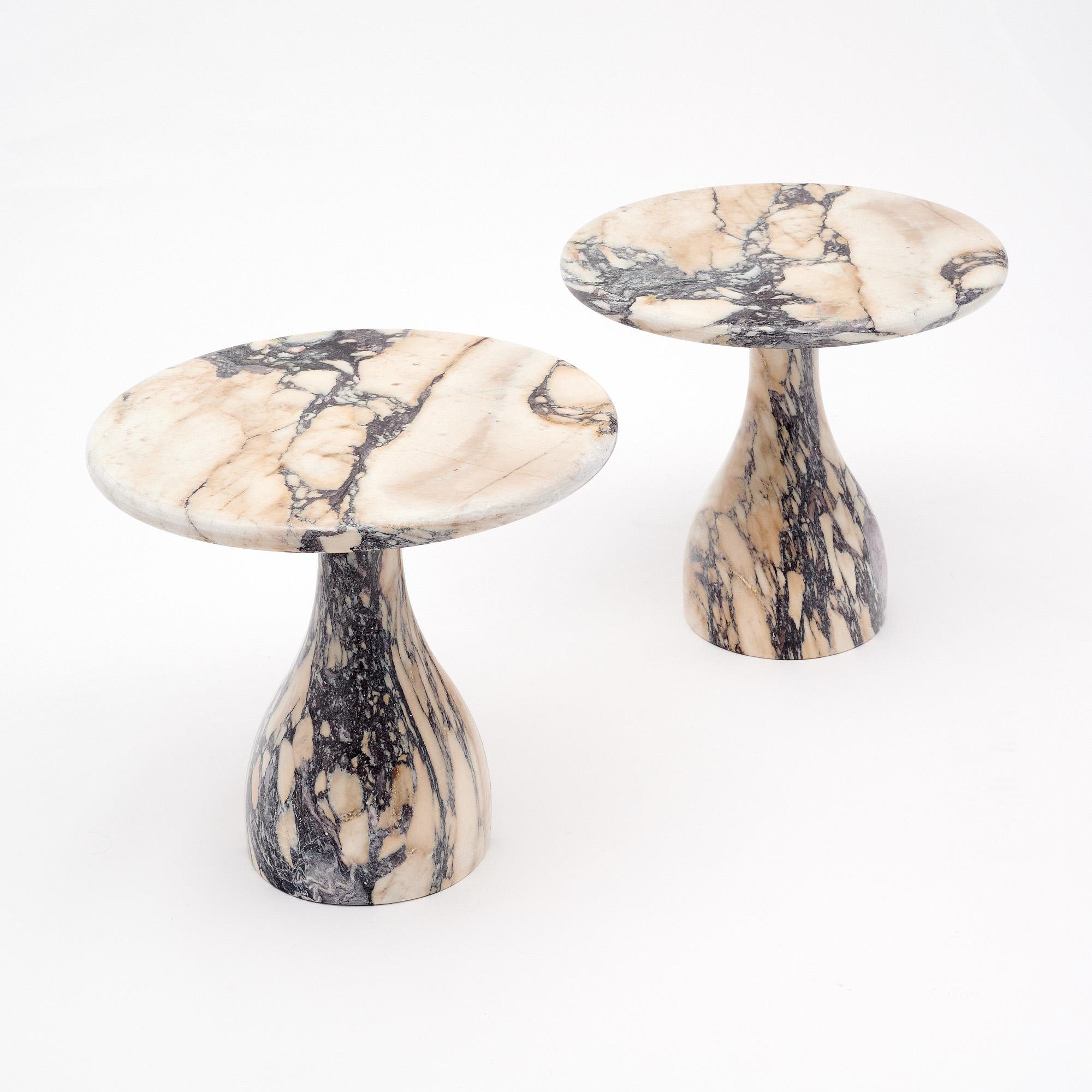 Mesas auxiliares italianas de estilo modernista. Cada mesa tiene una base de mármol macizo con diseño curvo y un tablero de mármol macizo. Están hechos de mármol Calacatta Viola con un fuerte veteado en toda su superficie. Están en muy buen estado -