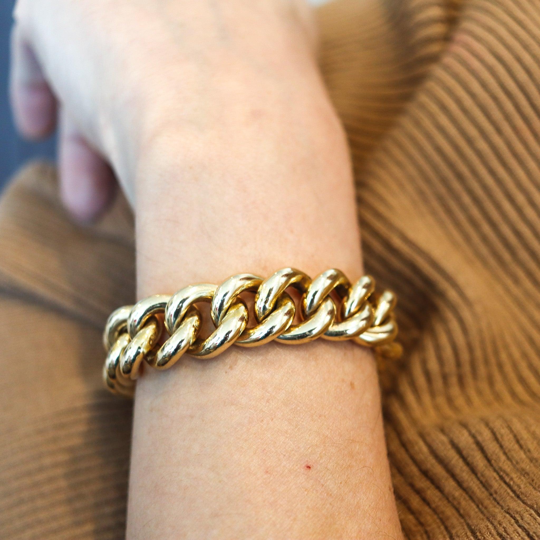 Modernist Italian links bracelet.

This is a simple and elegant bracelet crafted in Italy in very thick gauge yellow gold of 14 karats with high polished finish. The bracelet is composed by nineteen links and a concealed boxed lock with a hinge