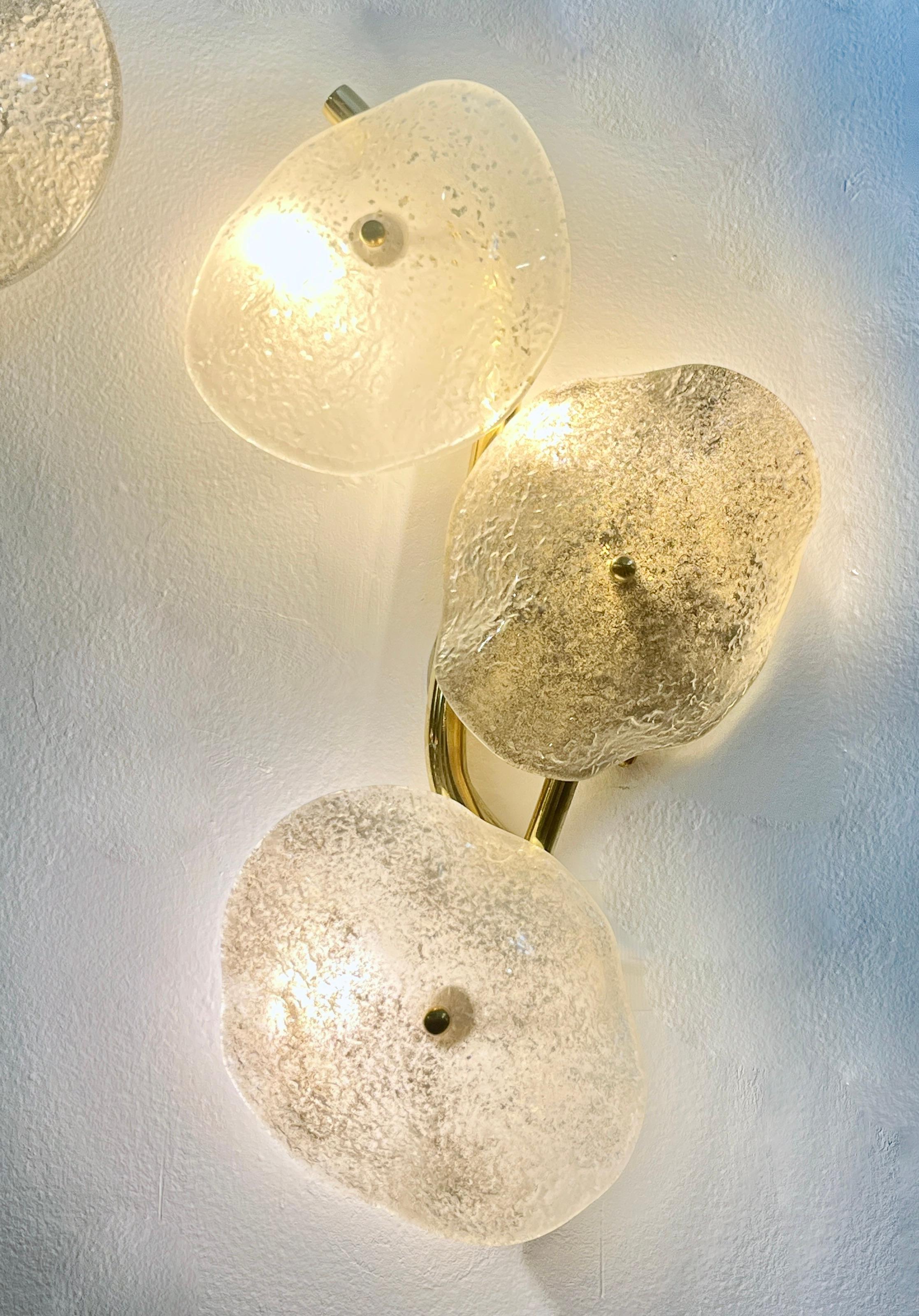 Applique contemporanee su misura con ramo di fiore veneziano dal design organico e dal glamour Hollywood Regency, interamente realizzate a mano in Italia, composte da un sensuale ramo a onda in ottone curvato e foglie concave in vetro di Murano