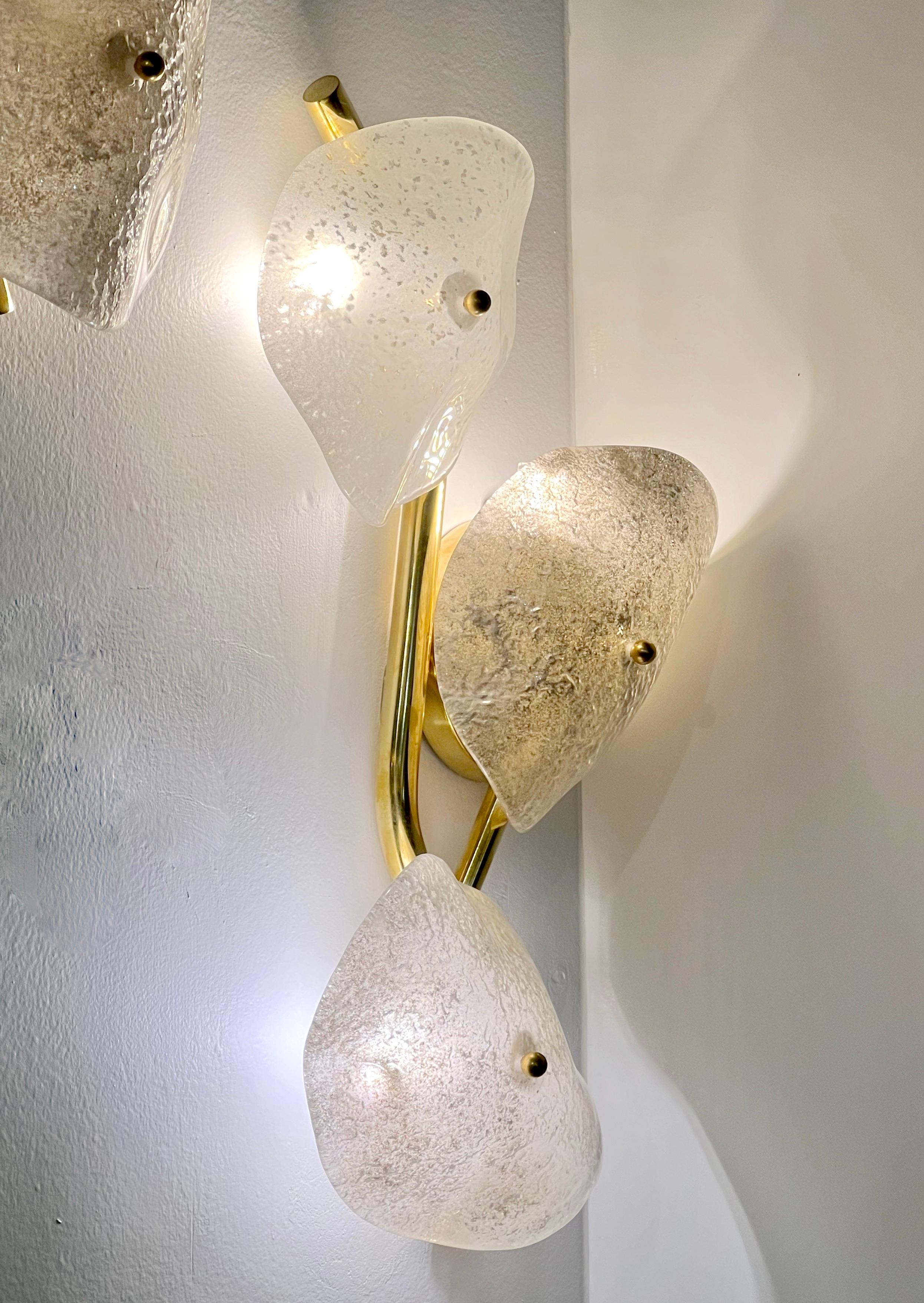 Organico moderno Lampada da parete modernista in vetro di Murano grigio bianco chiaro beige a 3 foglie Branch in vendita