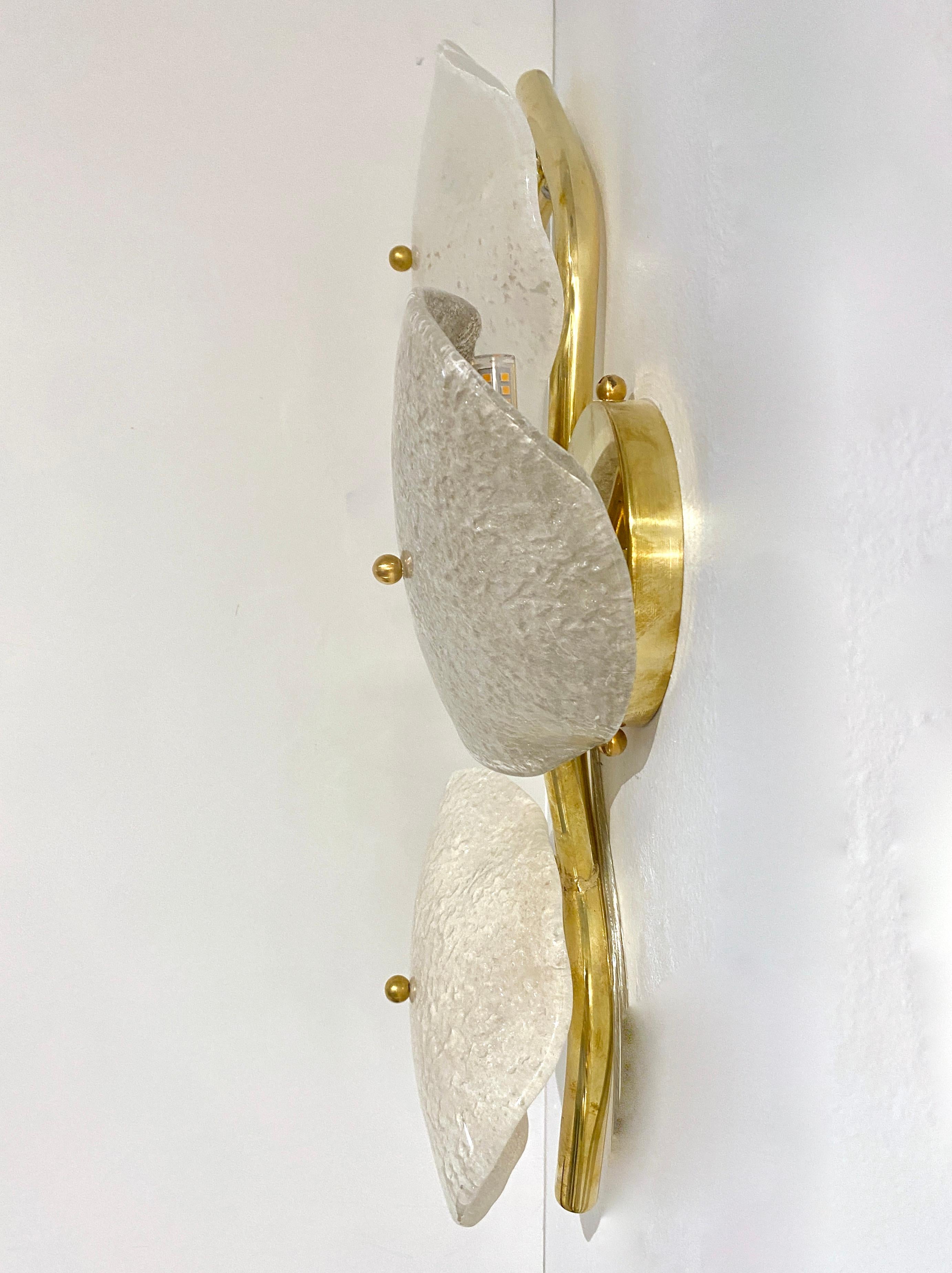Italiano Lampada da parete modernista in vetro di Murano grigio bianco chiaro beige a 3 foglie Branch in vendita