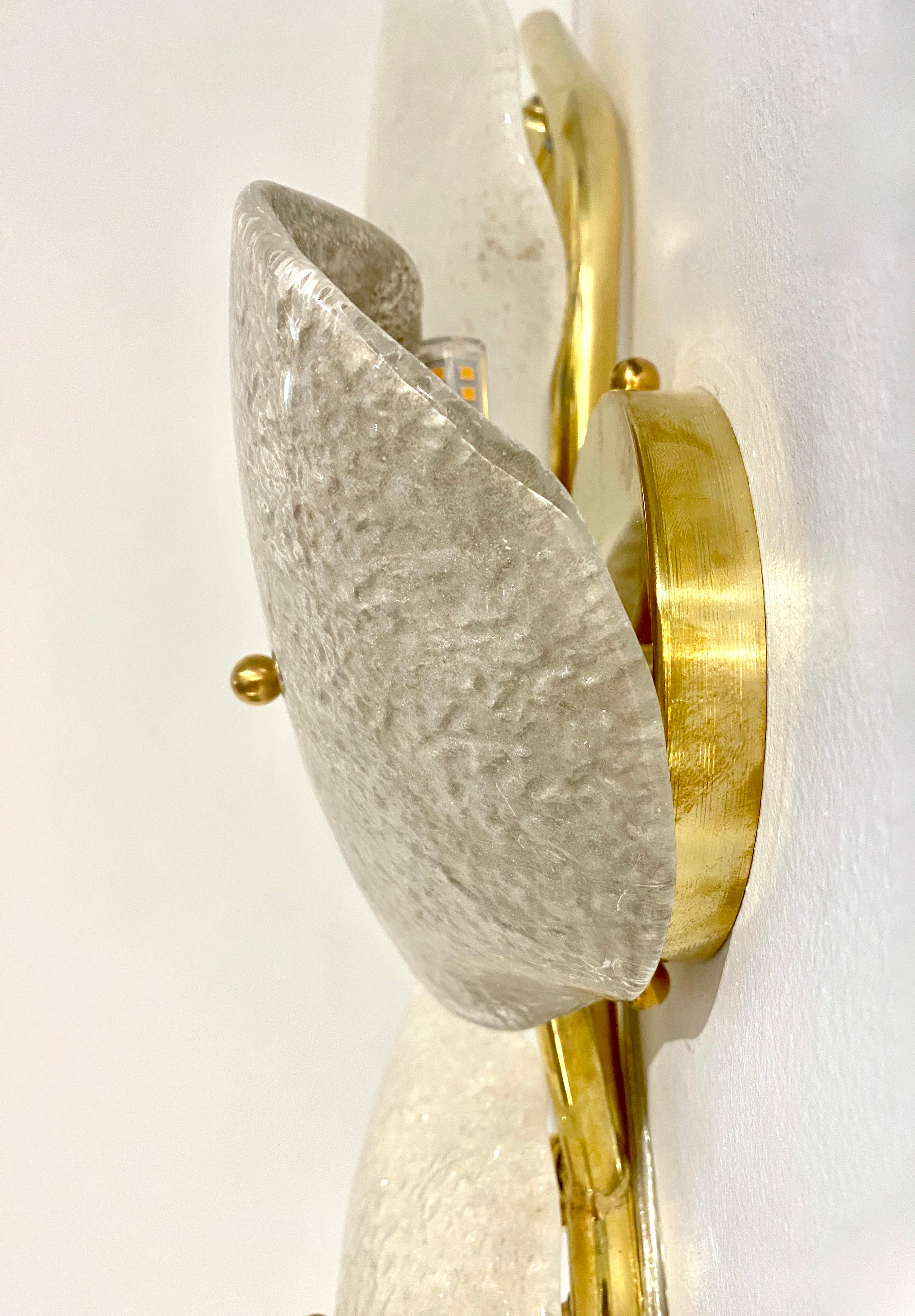 Fatto a mano Lampada da parete modernista in vetro di Murano grigio bianco chiaro beige a 3 foglie Branch in vendita