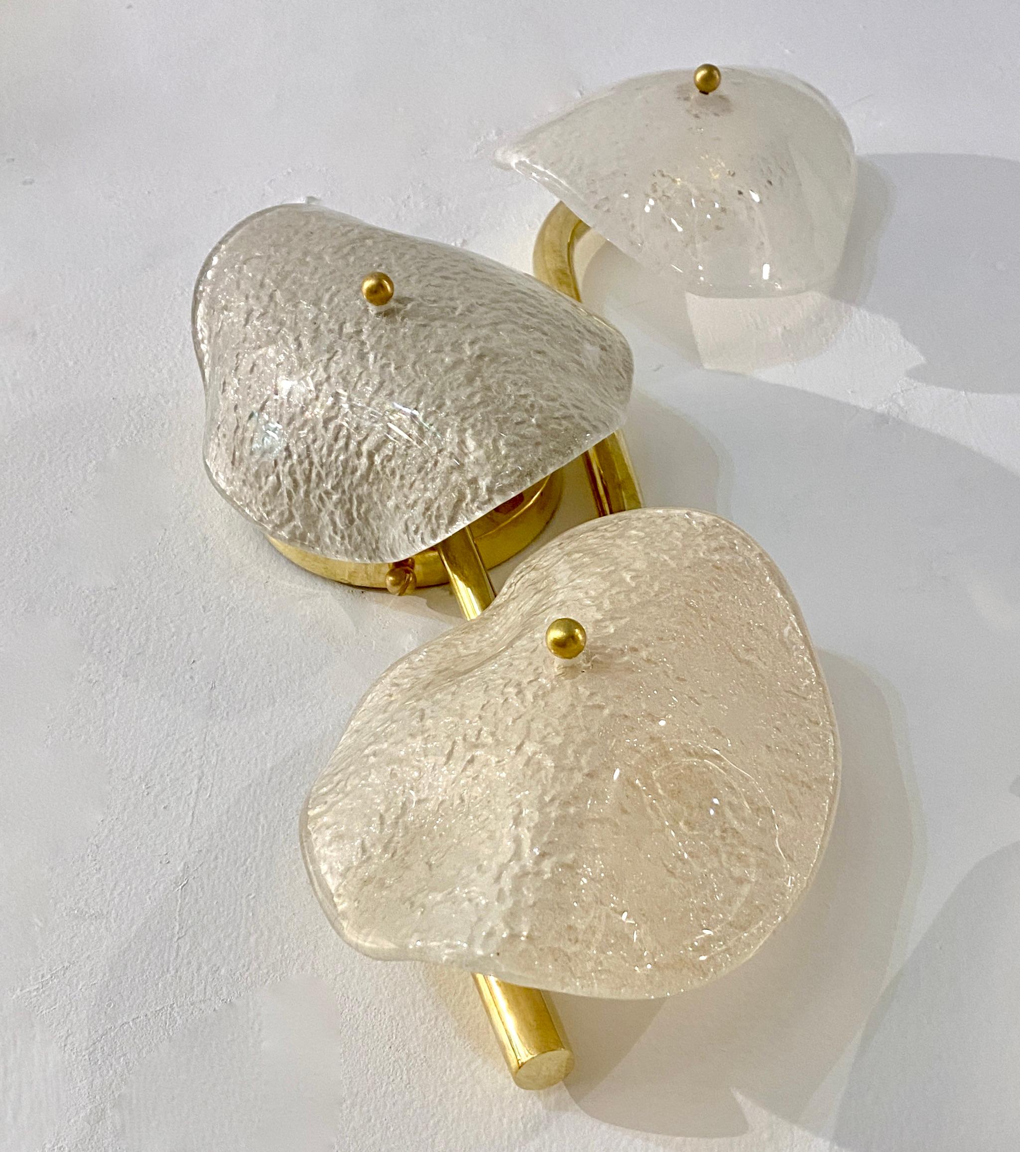 XXI secolo e contemporaneo Lampada da parete modernista in vetro di Murano grigio bianco chiaro beige a 3 foglie Branch in vendita