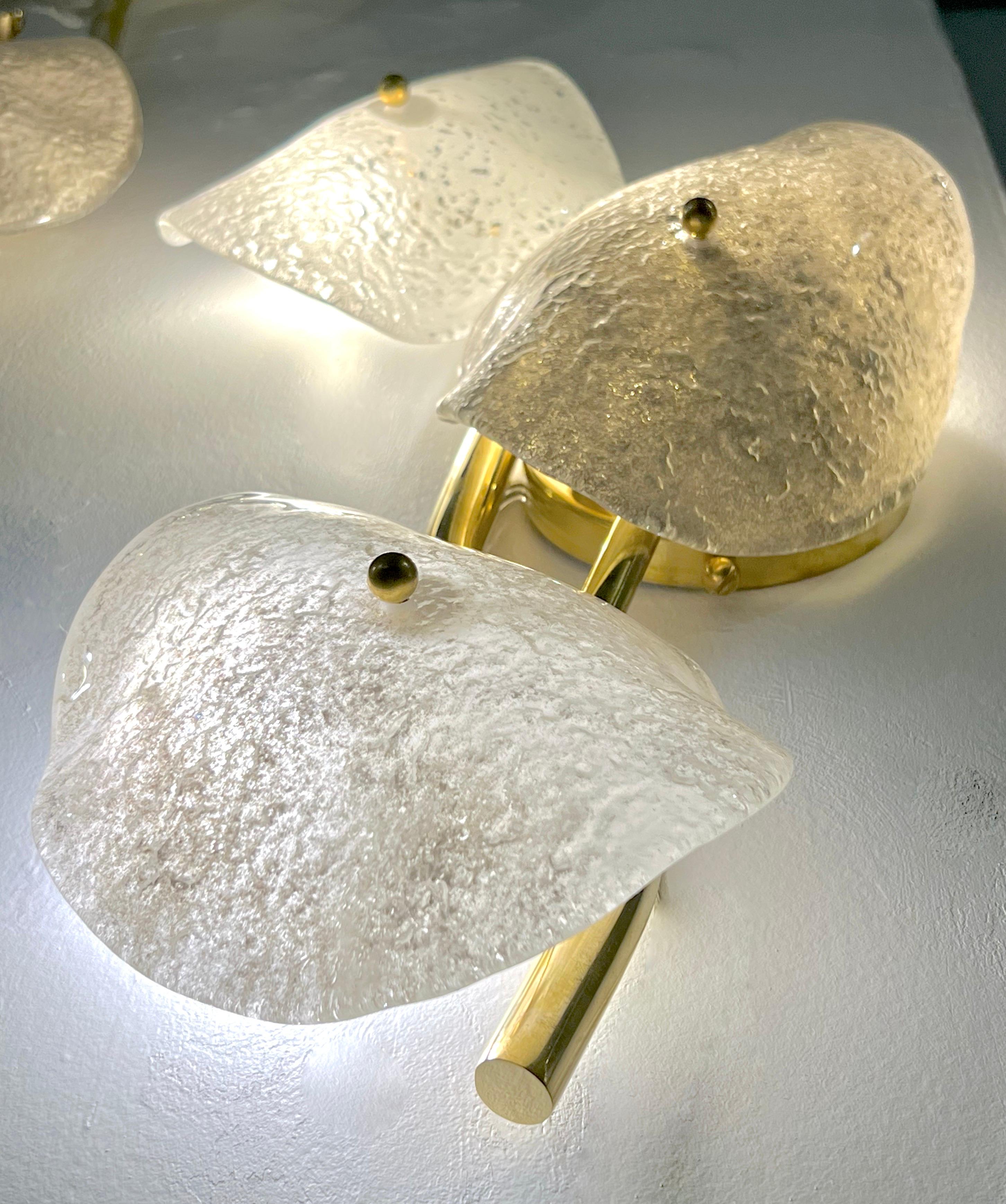 Ottone Lampada da parete modernista in vetro di Murano grigio bianco chiaro beige a 3 foglie Branch in vendita