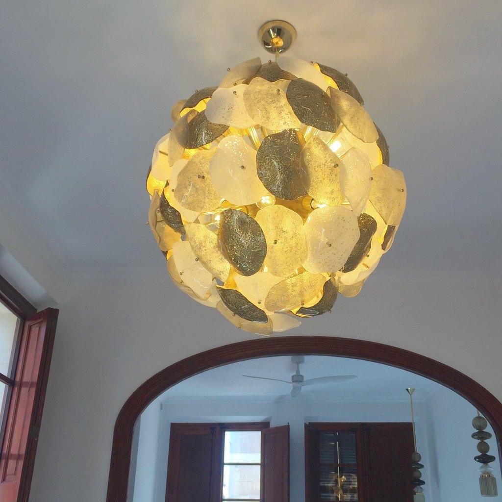 Contemporary Modernist Italian Murano Glass Silver White 24-Carat Gold Leaf Round Chandelier For Sale