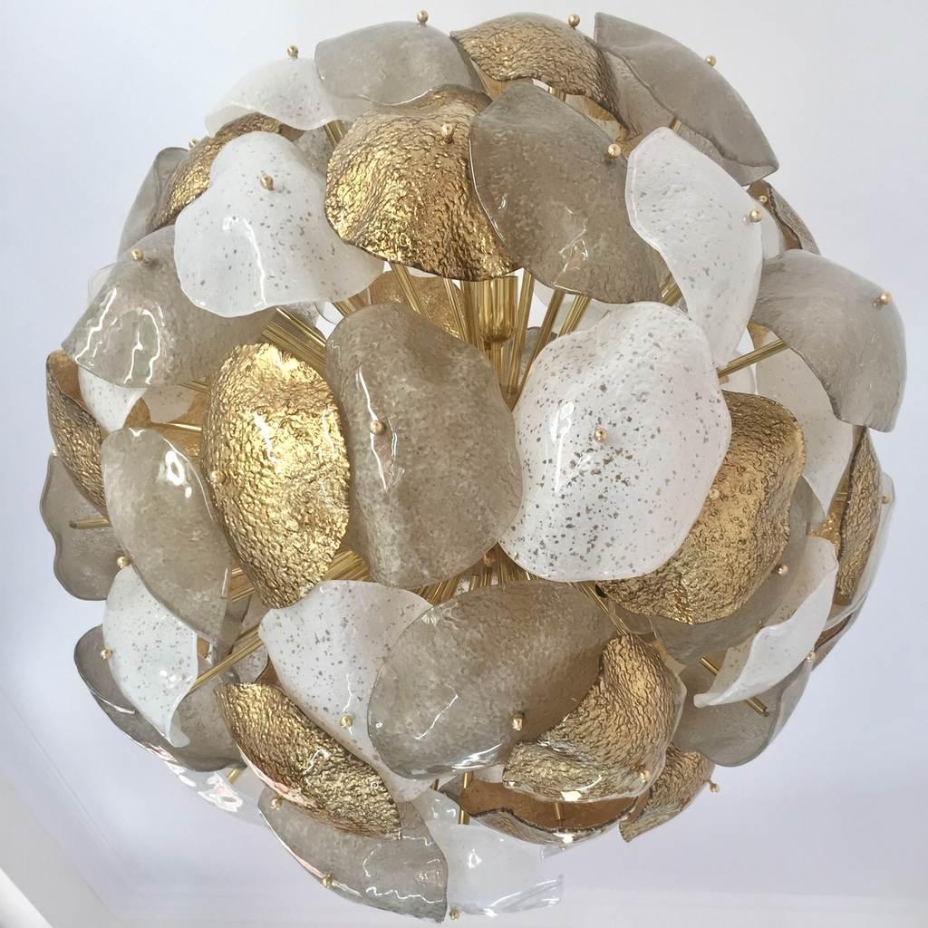 Modernist Italian Murano Glass Silver White 24-Carat Gold Leaf Round Chandelier For Sale 2