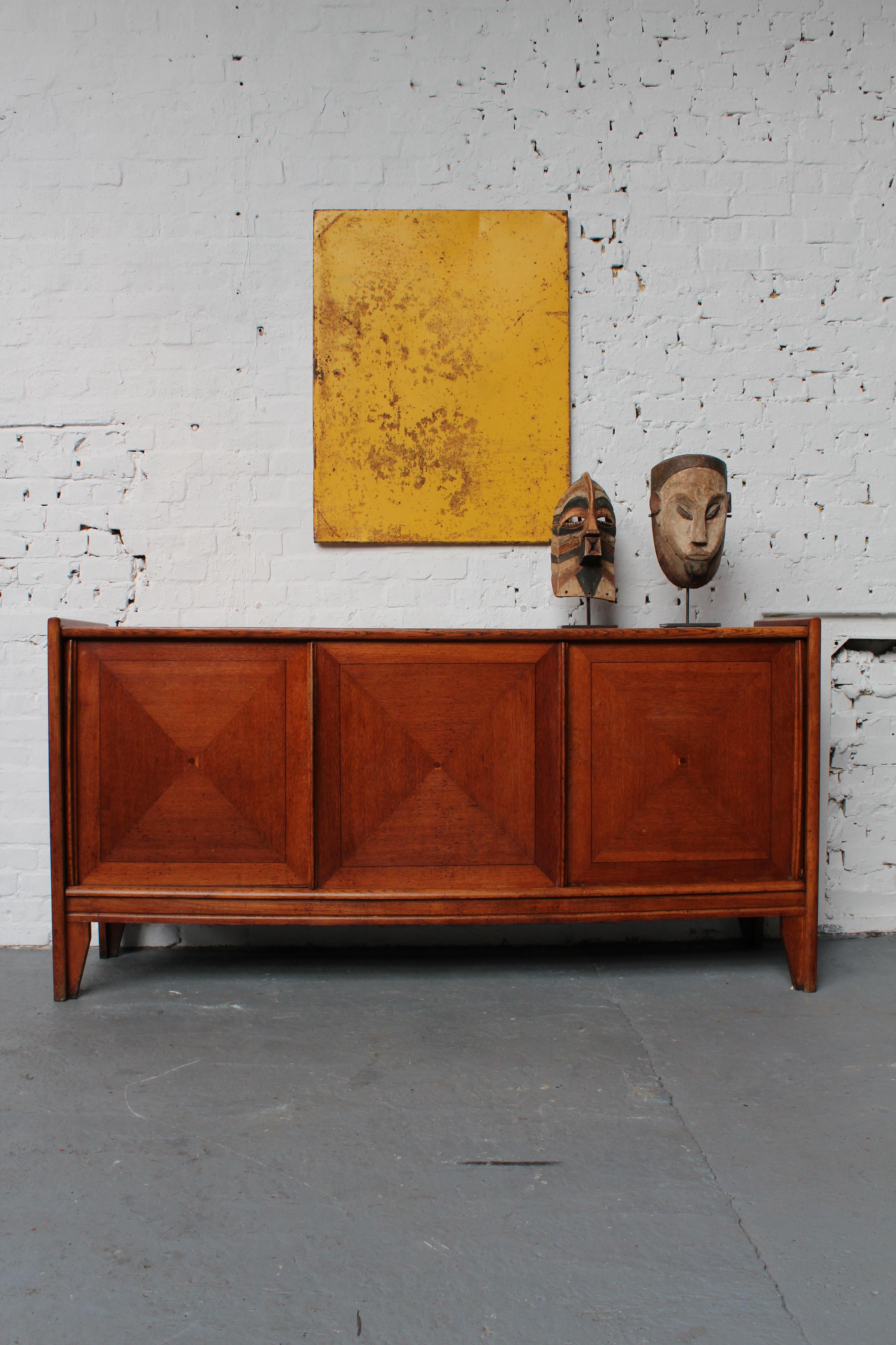 Modernistisches italienisches Sideboard aus den 1920er Jahren. Mit 3 Schiebetüren mit einem grafischen Design, im Inneren befinden sich 3 Ebenen. Dieses Sideboard hat einige Abnutzungs- und Alterungserscheinungen, ist aber insgesamt in gutem