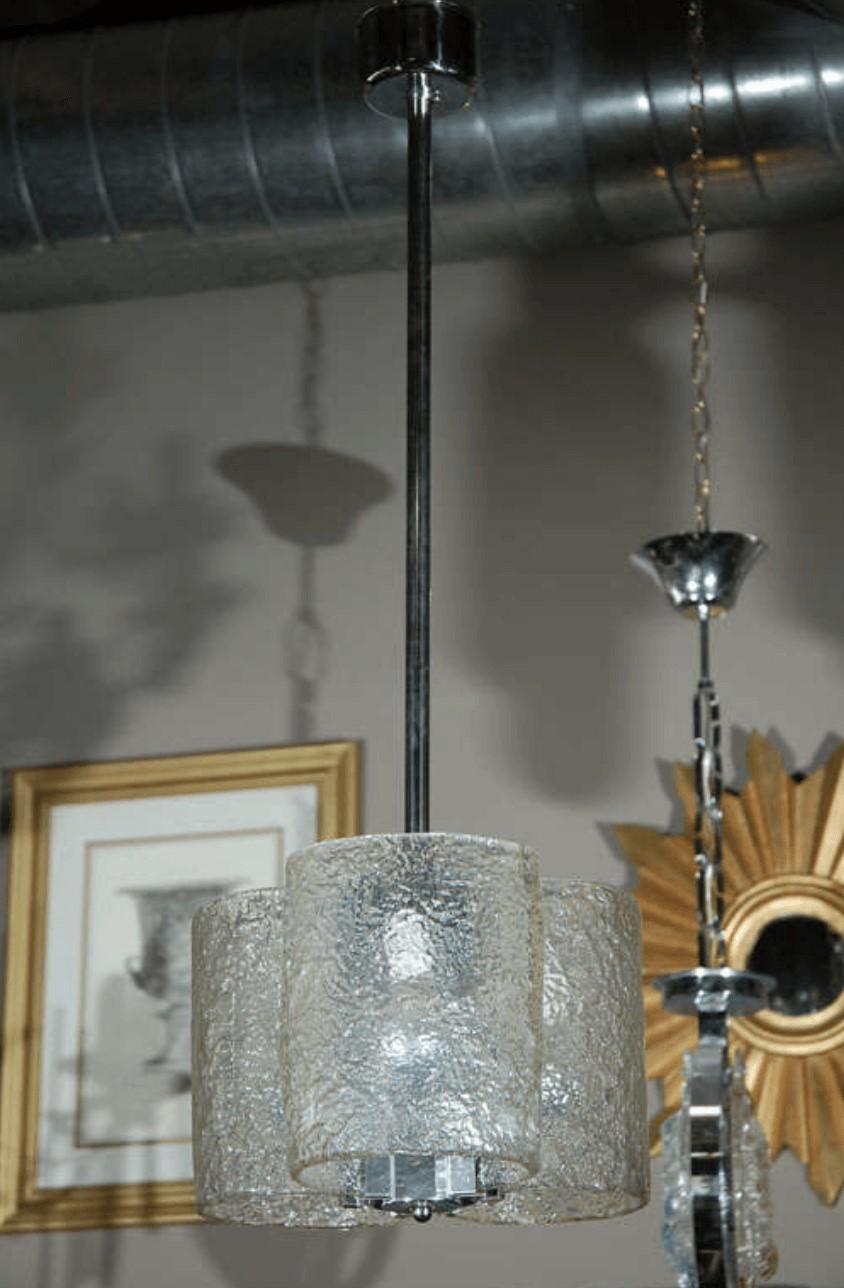 An elegant mid-century Italian three light chandelier. The chandelier consists of three glass cylinders in a random crazed pattern, chrome fittings and canopy. The glass cylinder height is 9.5