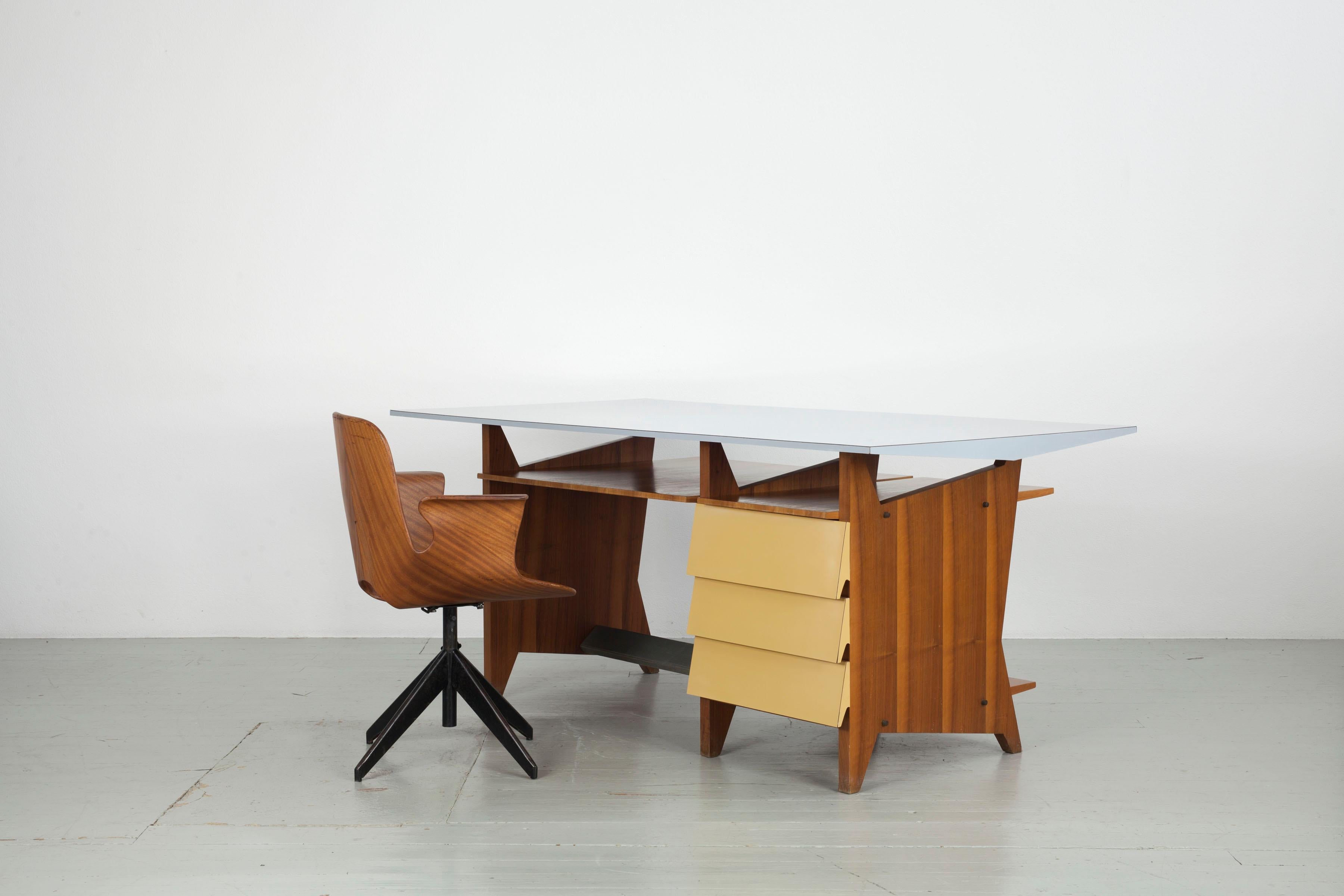 Modernist Italien writing desk with drawers and light blue Formica table top.  For Sale 4