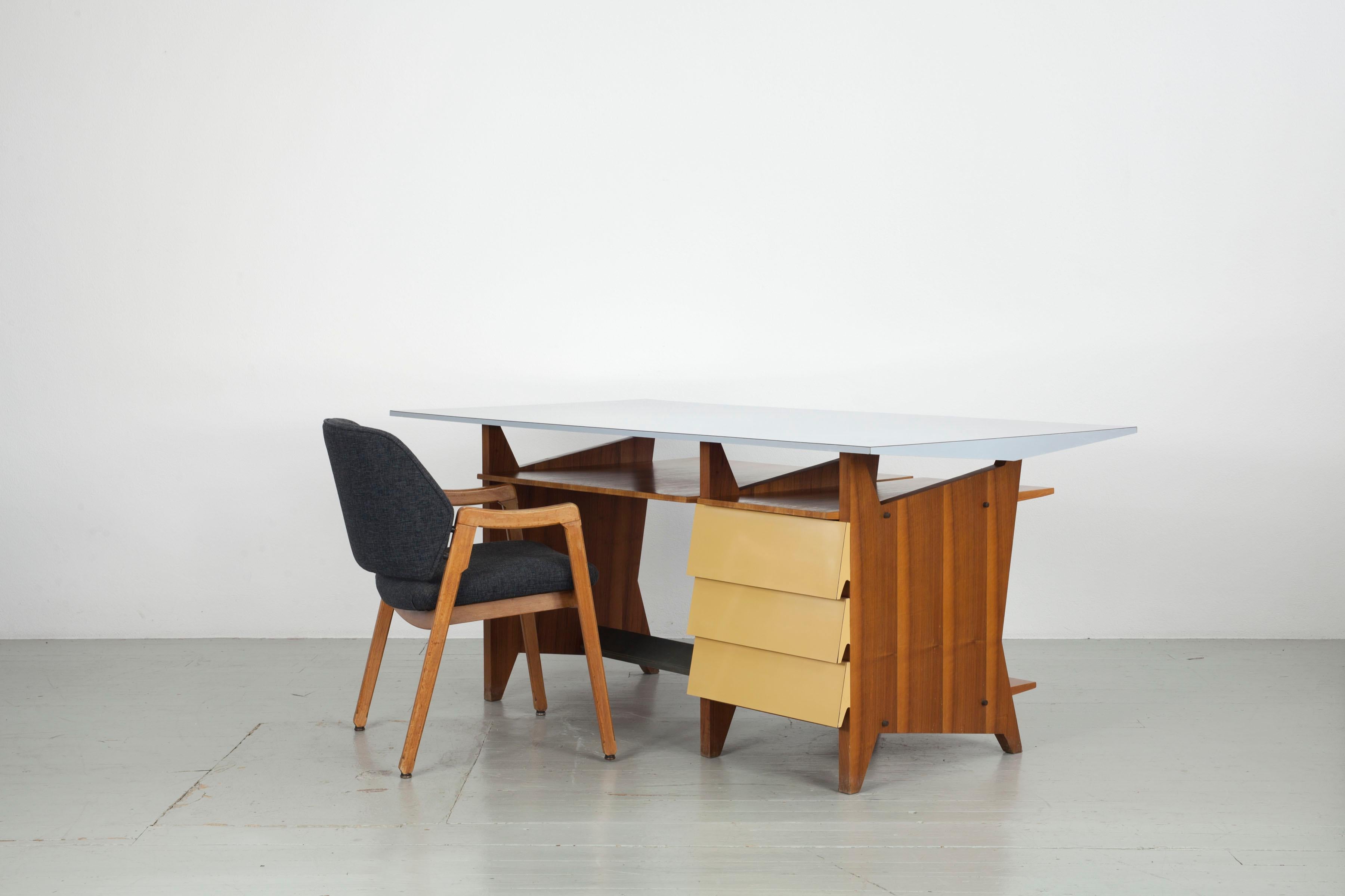 Modernist Italien writing desk with drawers and light blue Formica table top.  For Sale 5