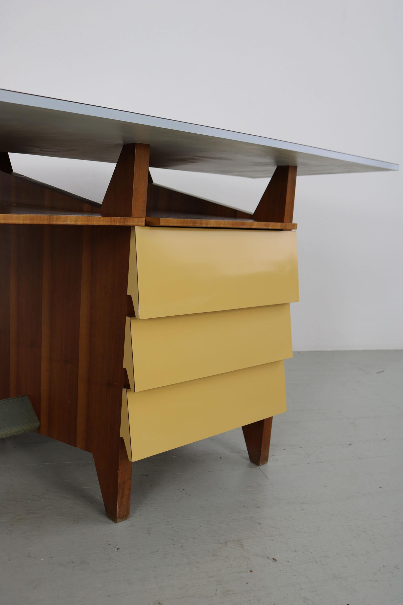 Modernist Italien writing desk with drawers and light blue Formica table top.  For Sale 9