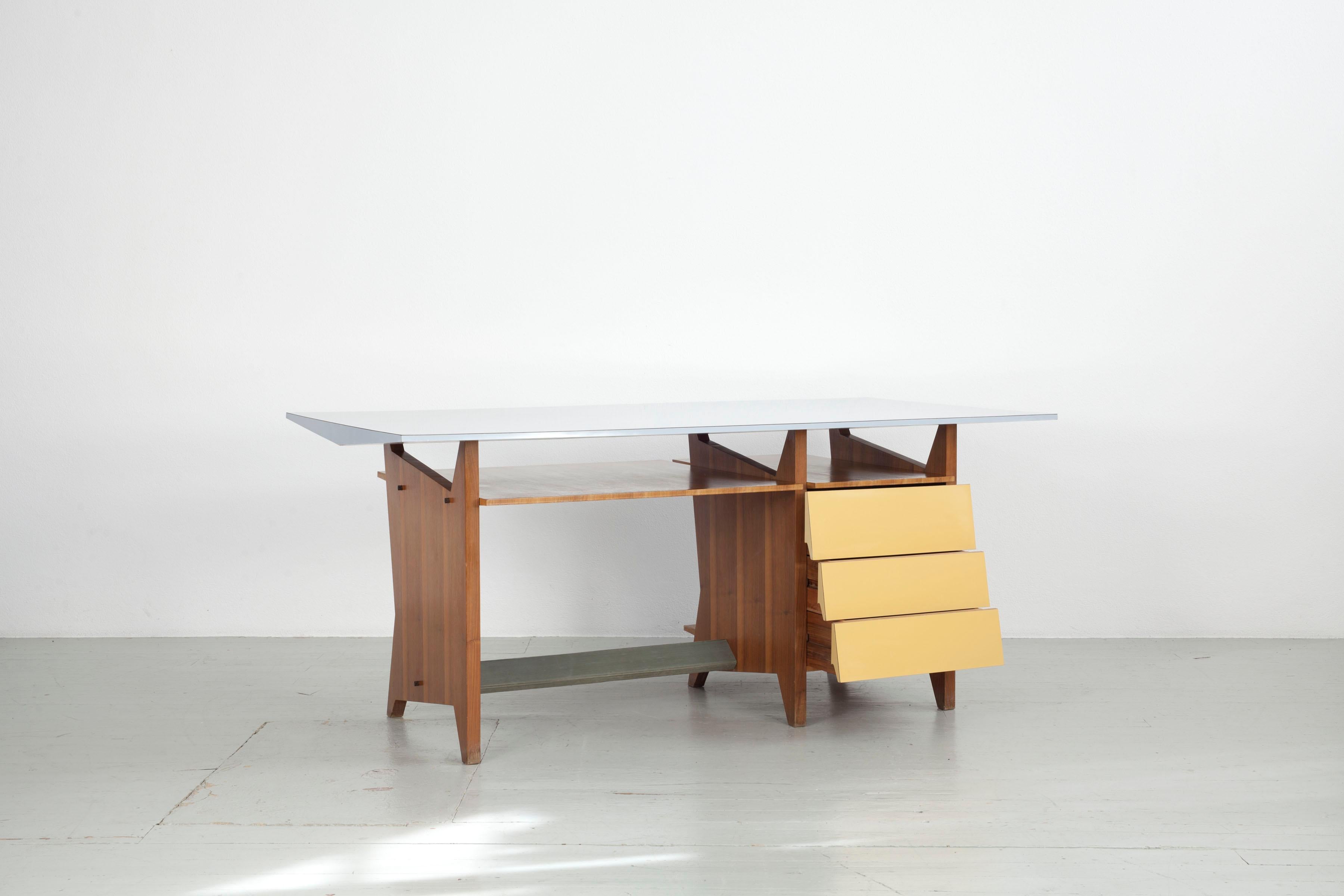 Seltener modernistischer Schreibtisch mit Mahagoni-Furnier und hellblauer Formica-Tischplatte. Die drei Schubladen sind ebenfalls mit Formica beschichtet. Italienische Herstellung aus den 1960er Jahren. Es sieht am besten aus, wenn es frei im Raum