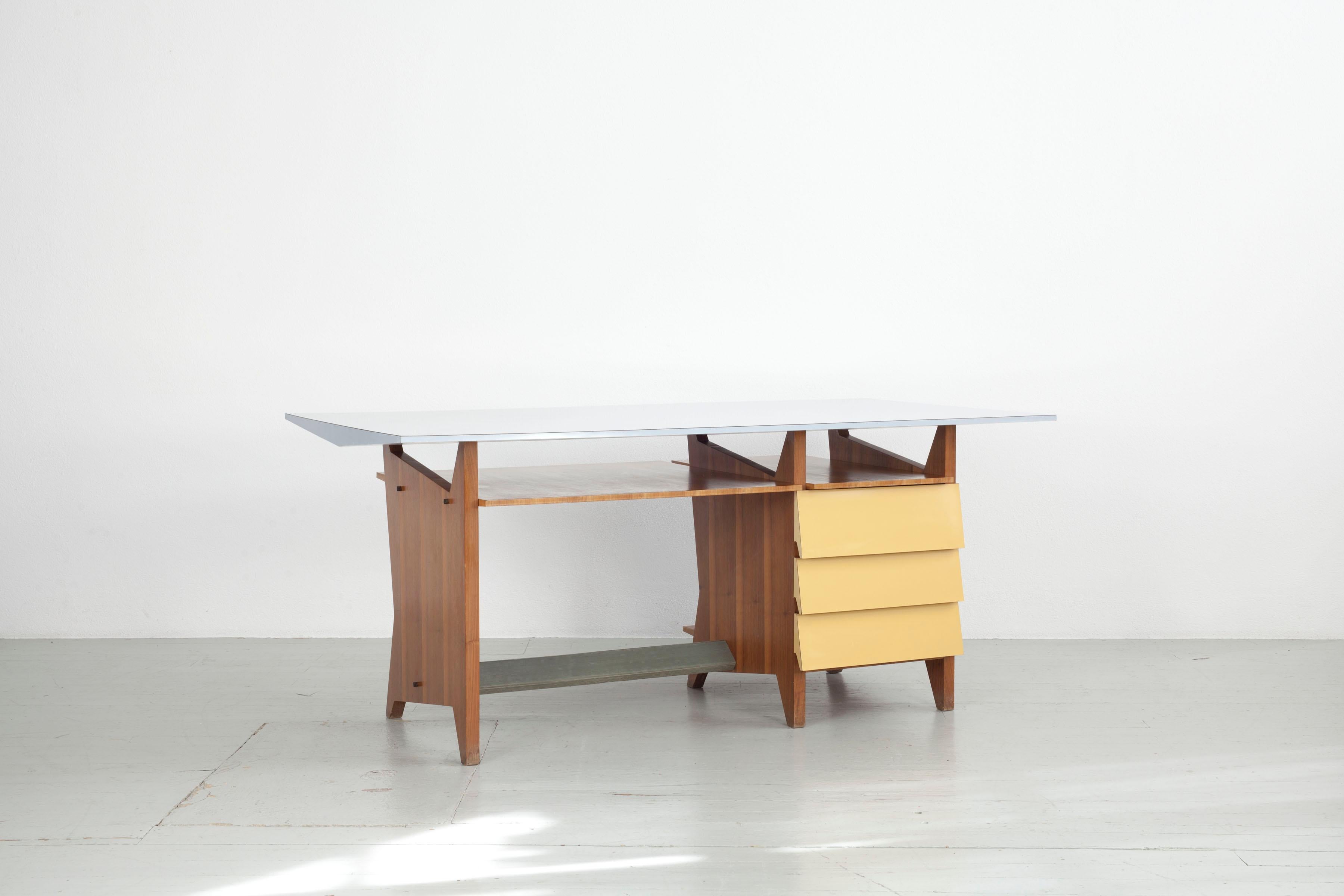 Modernist Italien writing desk with drawers and light blue Formica table top.  For Sale 14