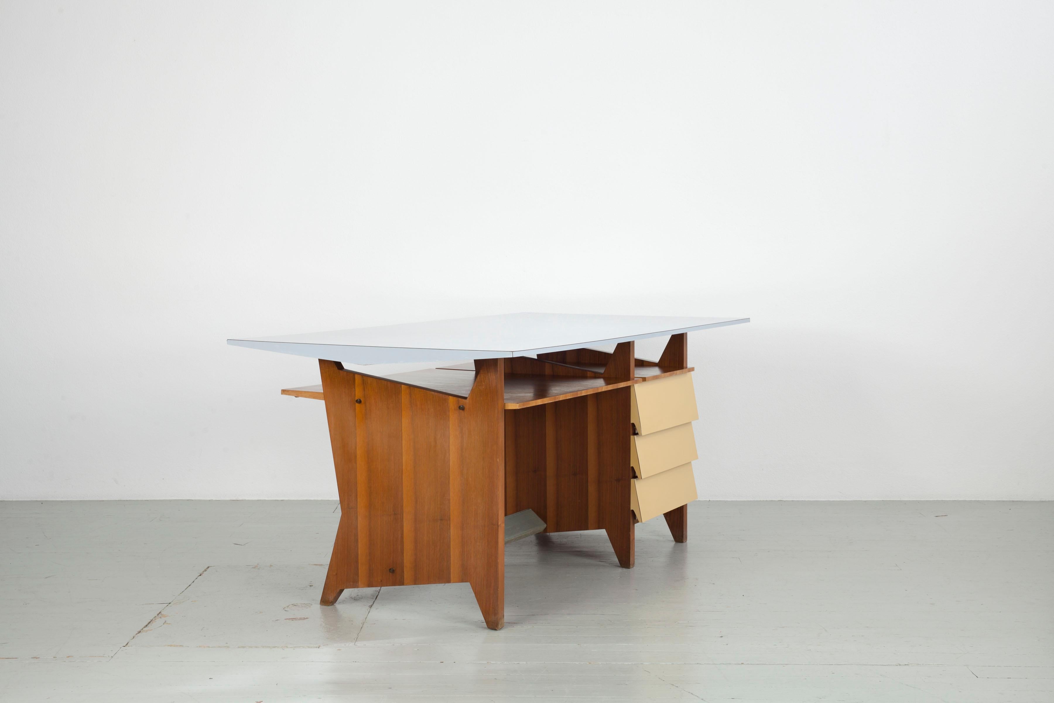 Modernistischer italienischer Schreibtisch mit Schubladen und hellblauer Formica-Tischplatte.  (Moderne der Mitte des Jahrhunderts) im Angebot