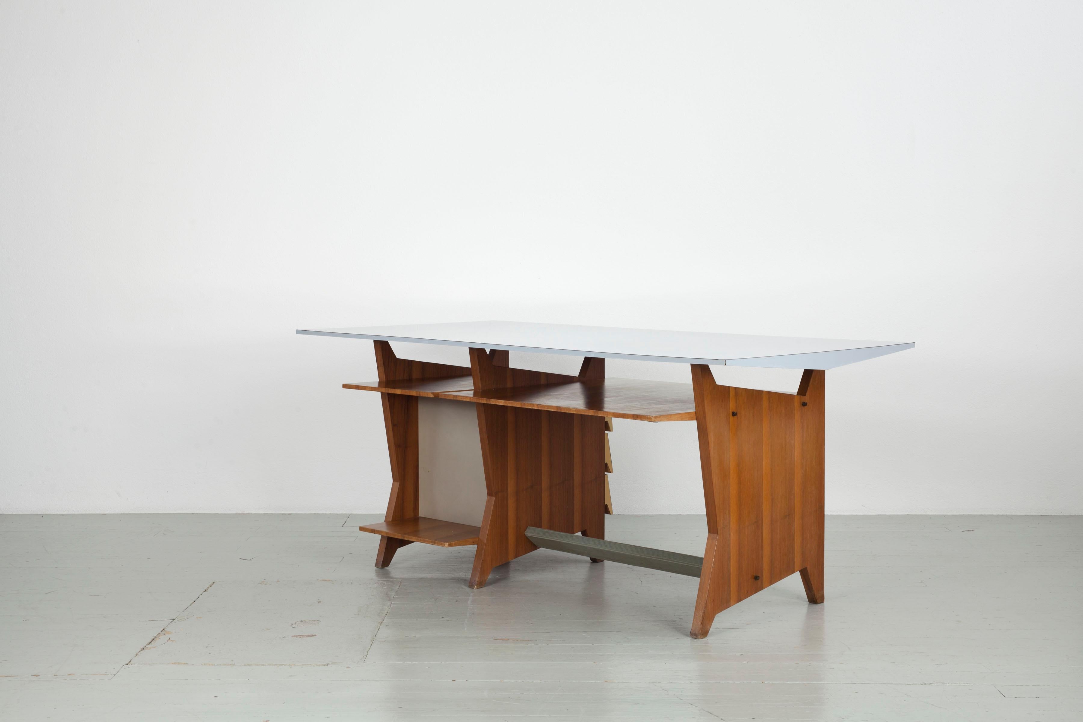 Milieu du XXe siècle Bureau moderniste italien avec tiroirs et plateau en Formica bleu clair.  en vente